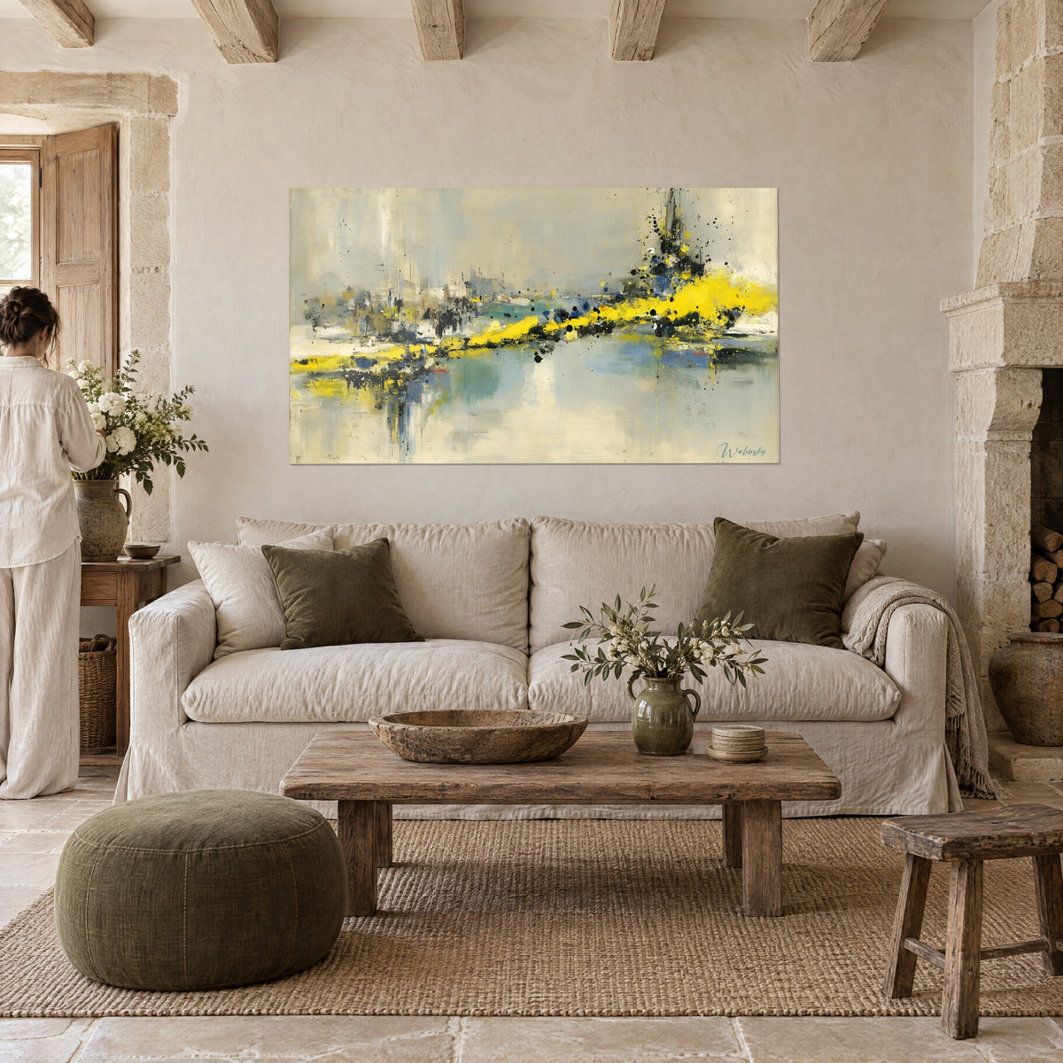 Tableau port imaginaire aux éclats jaune vif et bleu cobalt, éclaboussures noires, au-dessus d'un canapé dans un salon lumineux