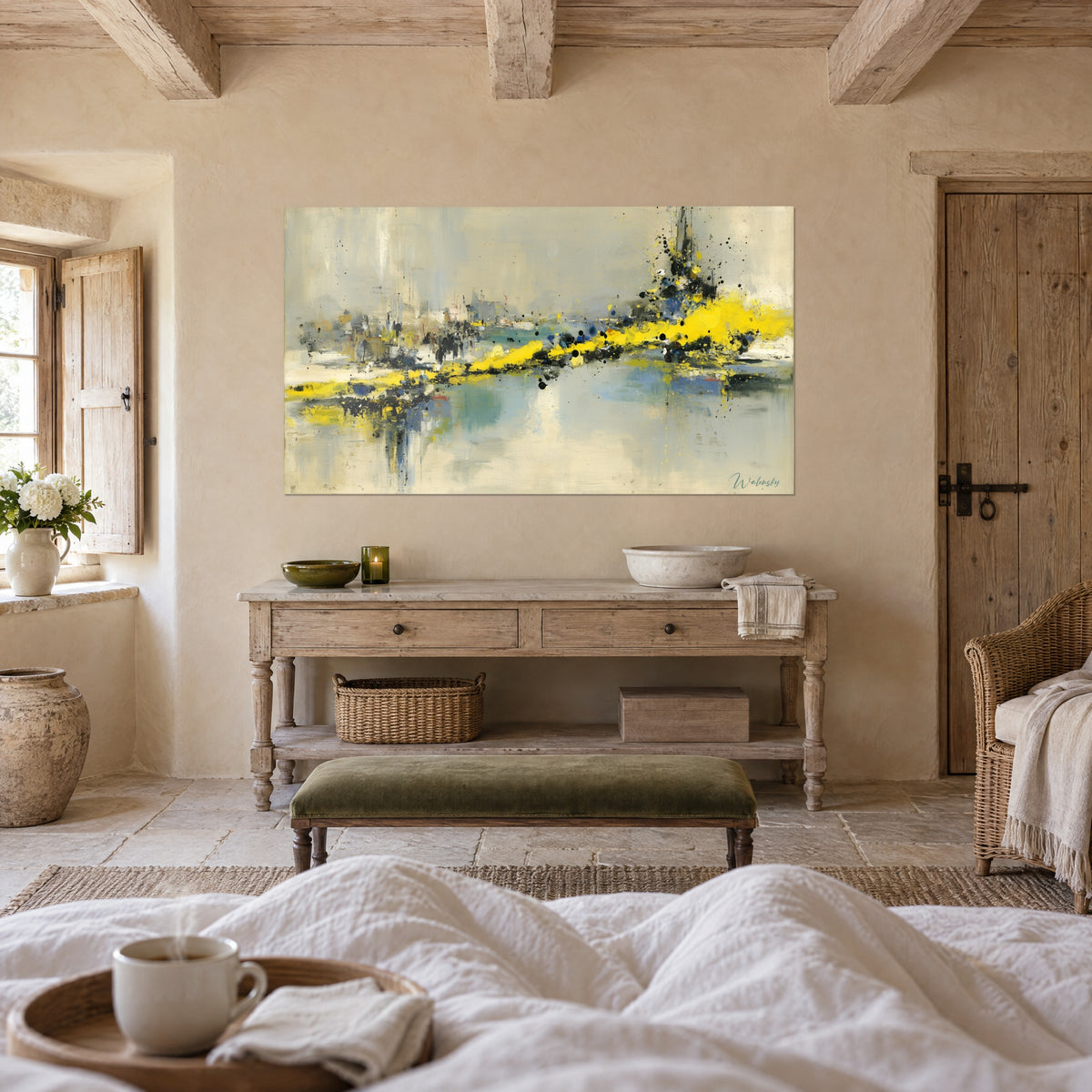 Tableau quai vibrant de jaune soufre et de bleu ardoise, gouttes noires, reflets turquoise, accroché au-dessus d'un lit dans une chambre claire