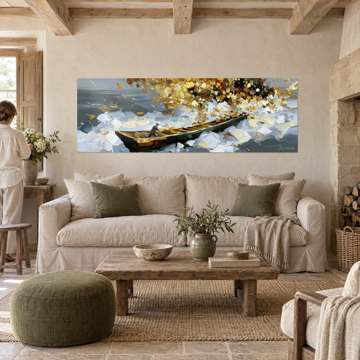 Schilderij gouden boot die een grijze zee doorklieft, vonken van goud en wit, kijker van achteren boven een bank in een lichte woonkamer