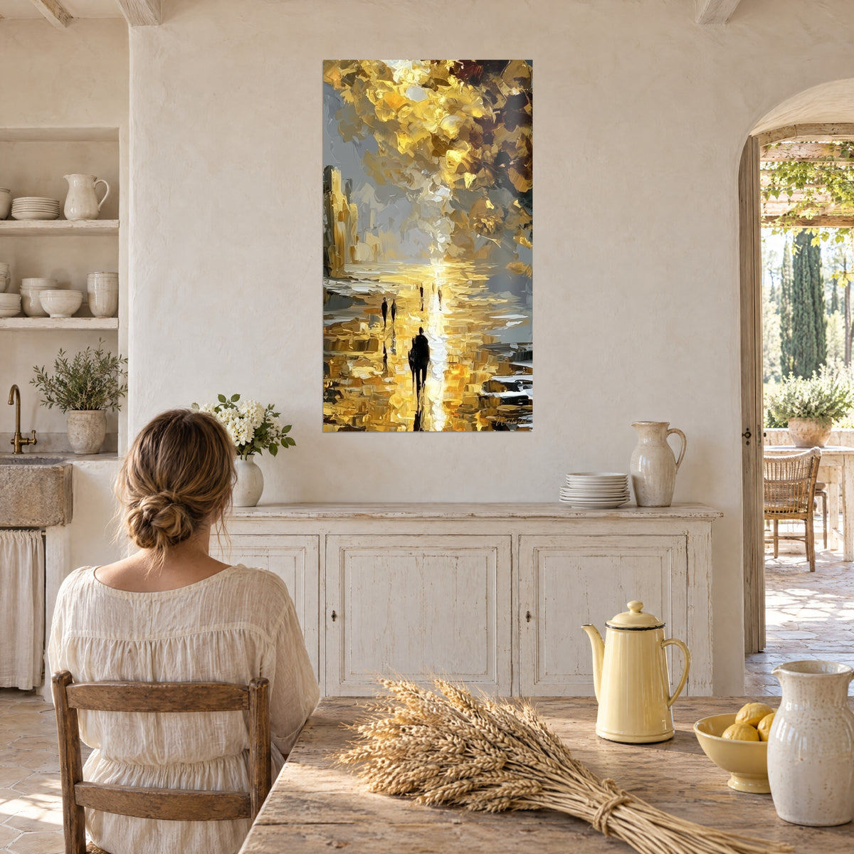 Tableau reflet lumineux d'une ruelle pluvieuse, jaune vif et gris perle, pièce voûtée du mas, femme de dos à table