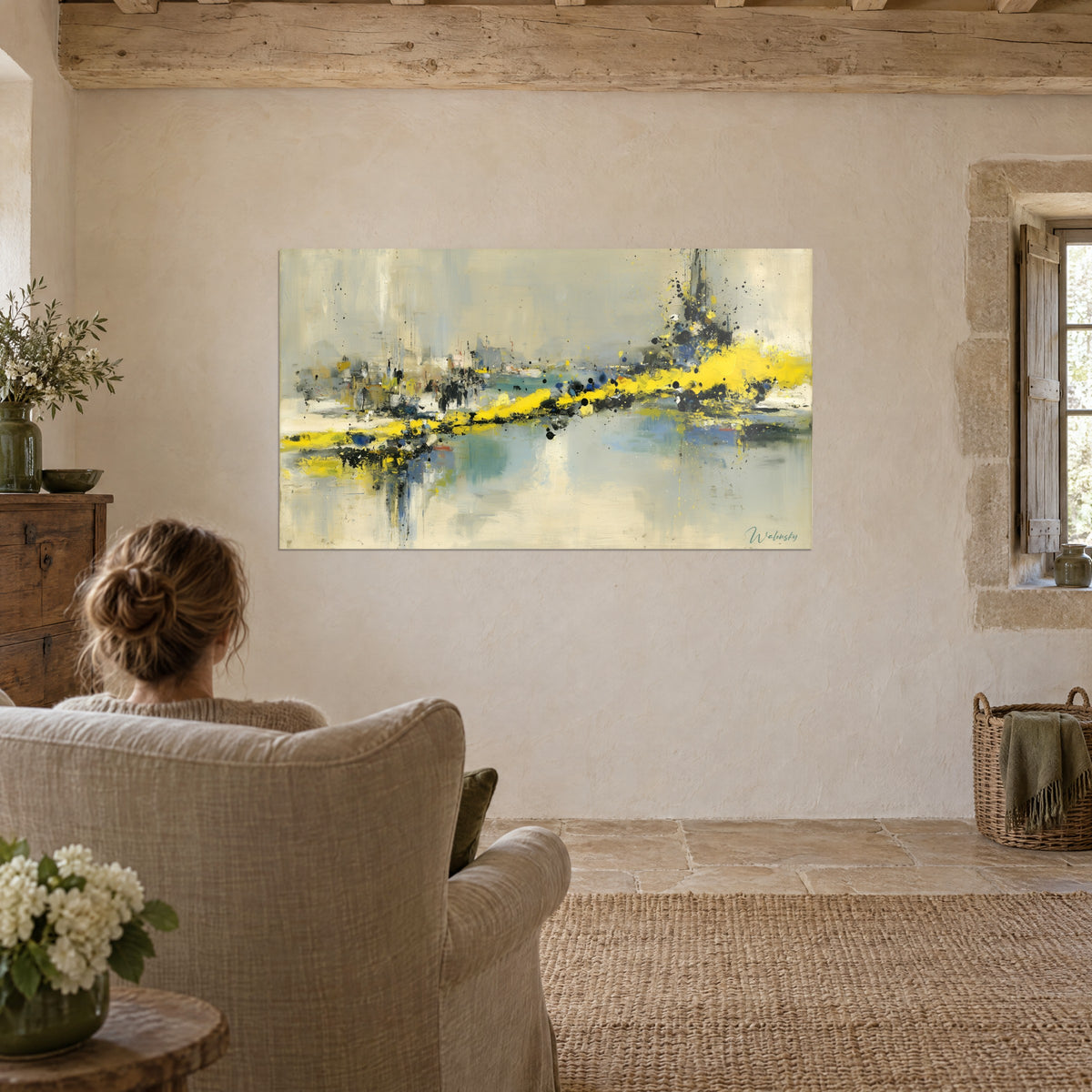 Tableau reflets d'eau turquoise sous une écume jaune canari et des taches noires, mur clair, femme de dos dans un fauteuil en lin