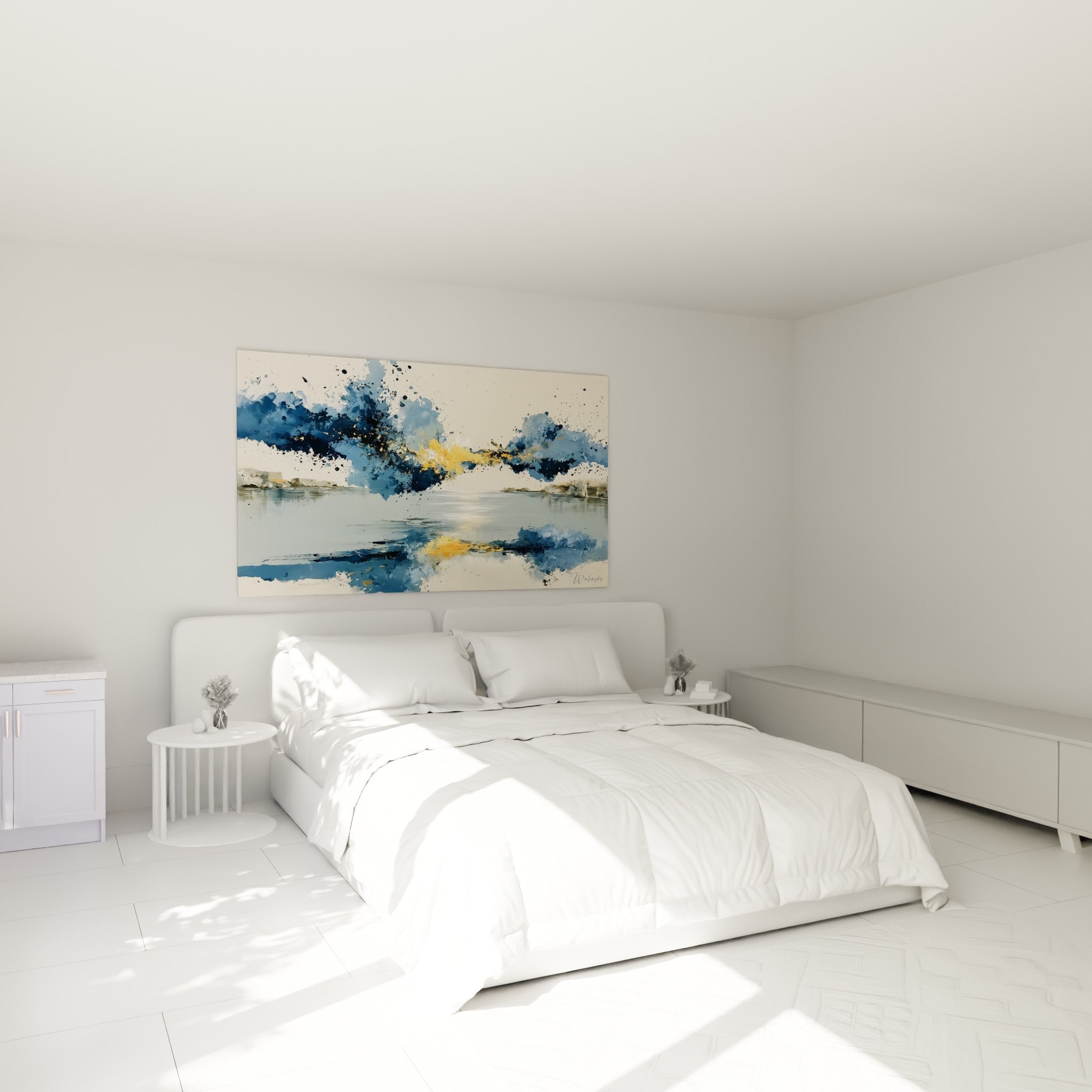 Reflets dorés et bleu marine d'un paysage abstrait accrochés au-dessus d'un lit dans une chambre claire