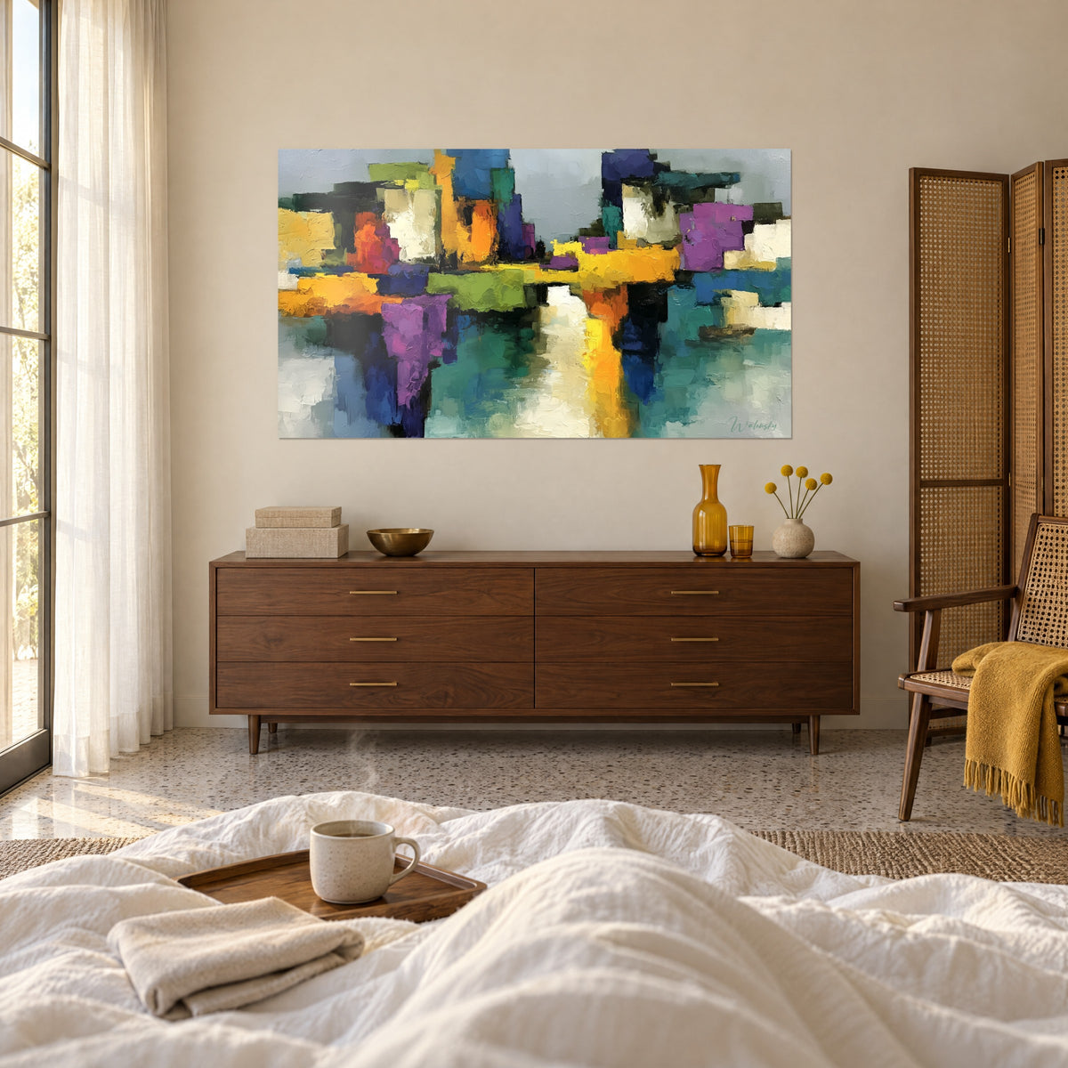 Schilderij met stedelijke weerspiegelingen in oker-gele en indigo vierkanten, turquoise en grijs water, boven een bed in een heldere slaapkamer