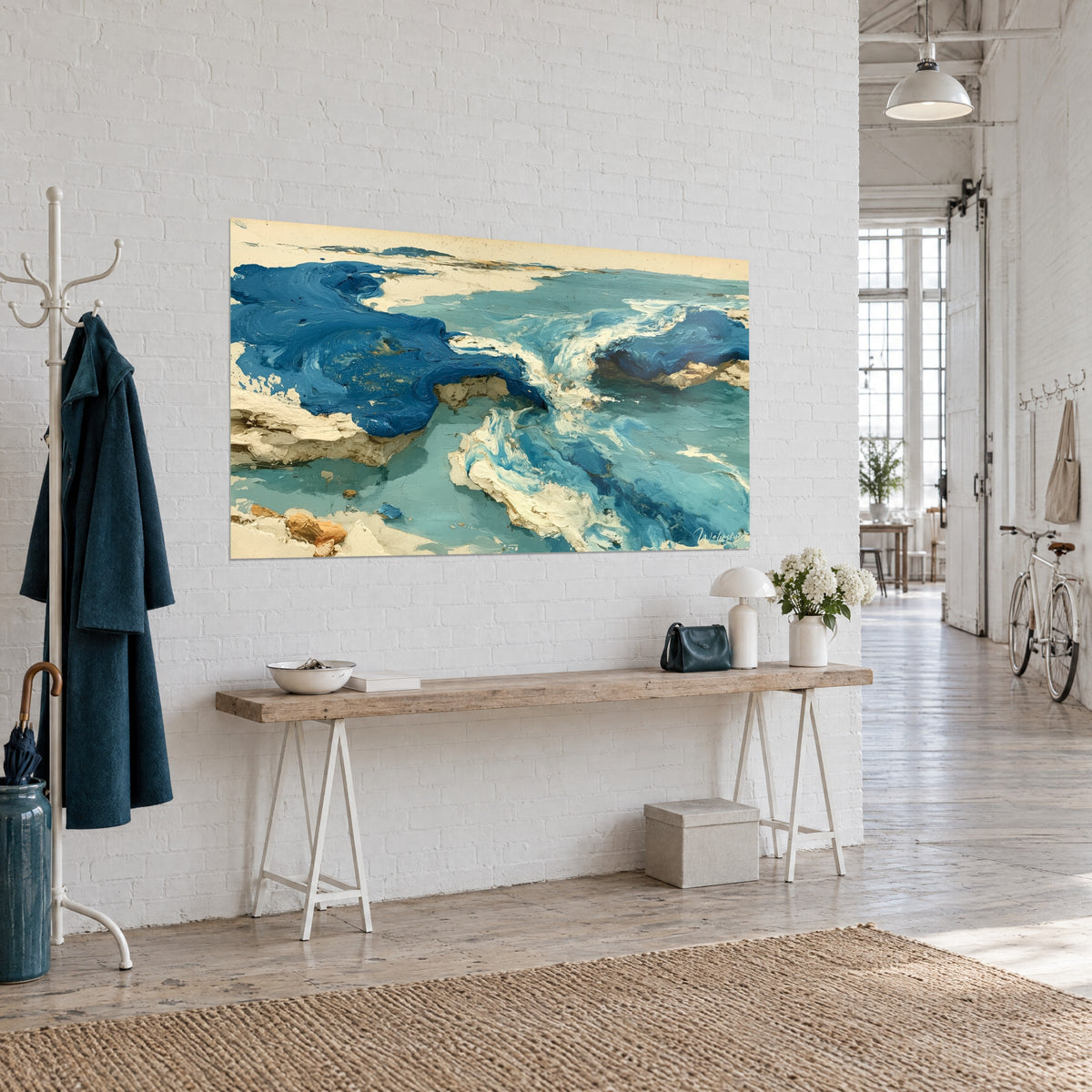 Tableau houle de pâte bleue et crête blanche, rivage sablé ocre sur fond turquoise, au-dessus d'une console d'entrée