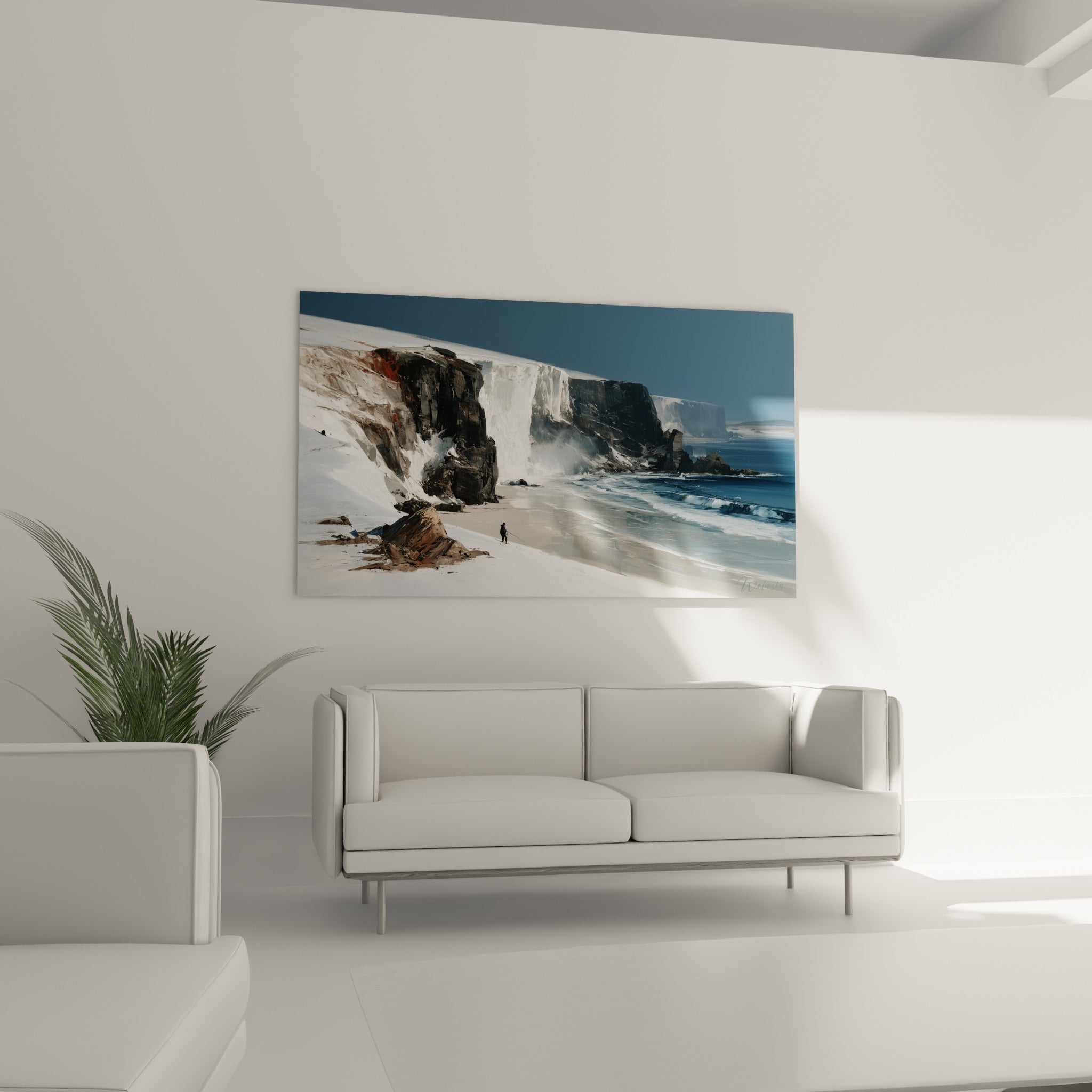 Rochers ocre et falaises enneigées bleu profond, œuvre accrochée au-dessus d'un canapé dans un salon lumineux