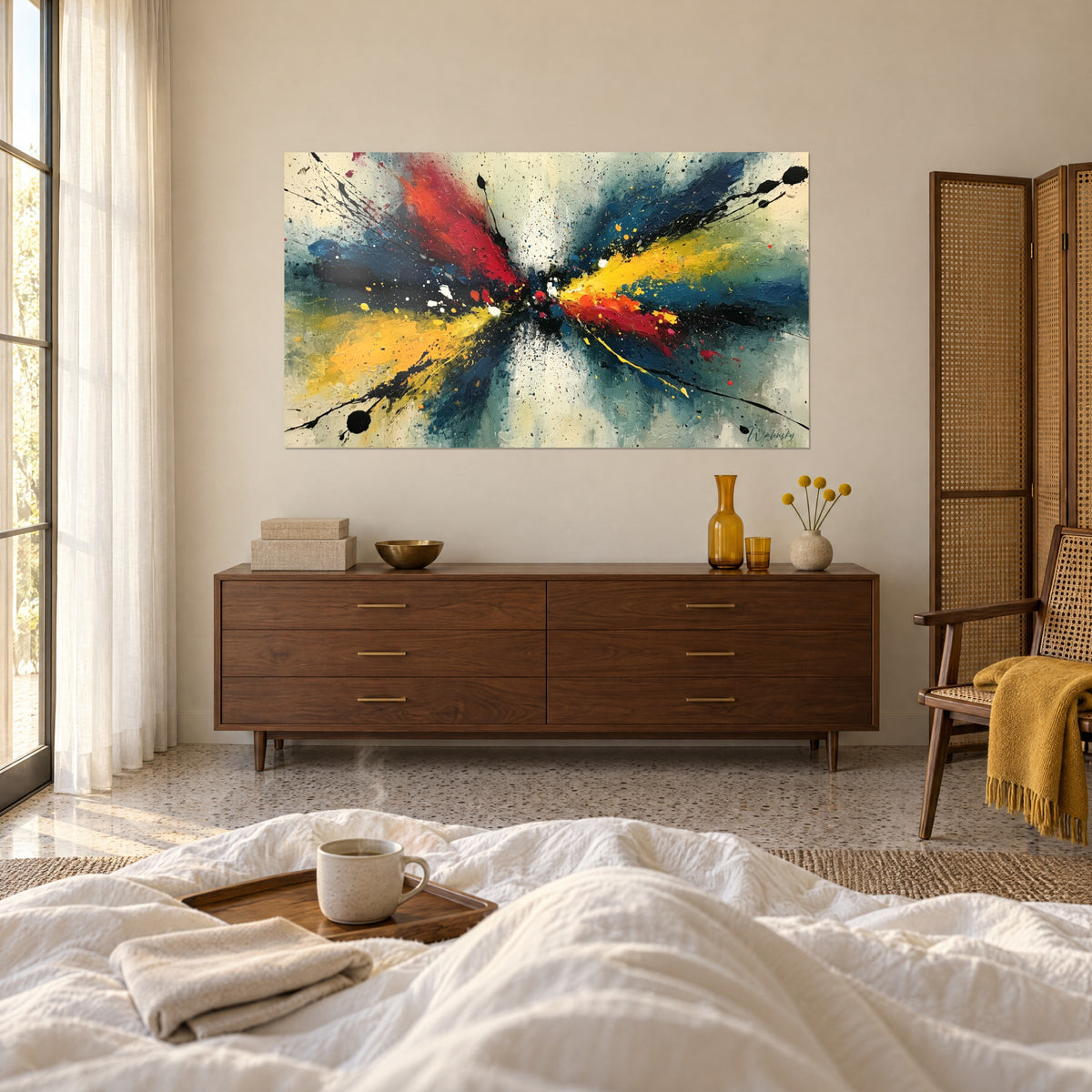 Tableau gerbe de pigments carmin et jaune soleil sur bleu pétrole, éclaboussures noires, au-dessus d'un lit dans une chambre claire