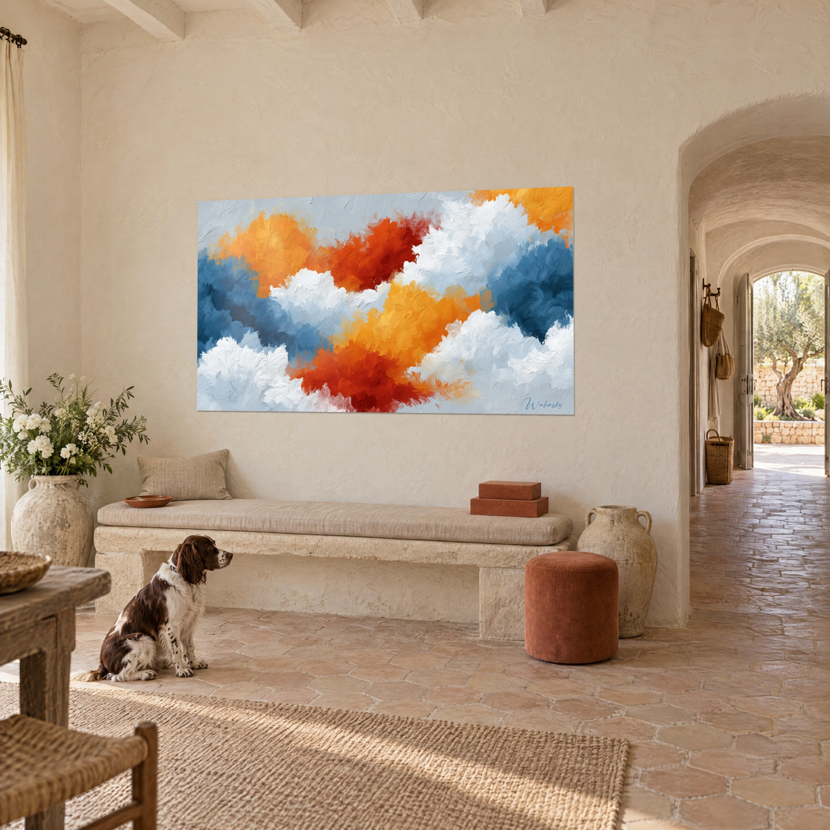 Tableau ciel en collision, bouffées safran et rouge brique sur fond gris perle, face à un spaniel brun et blanc dans un mas provençal