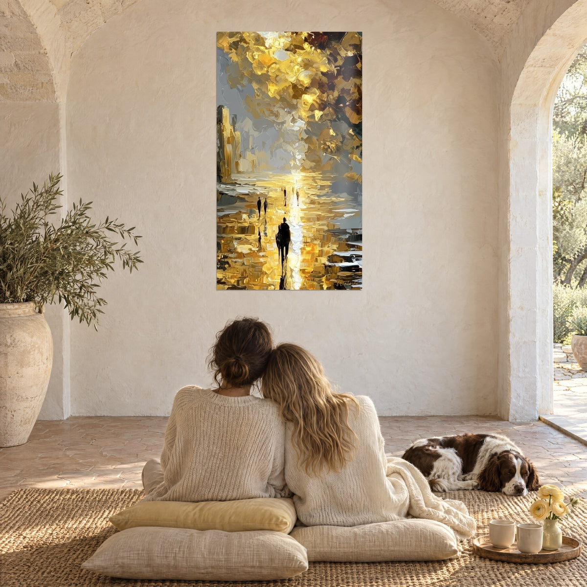 Tableau silhouette solitaire sur l'asphalte doré, reflets ocre et gris, deux femmes de dos et un spaniel au salon