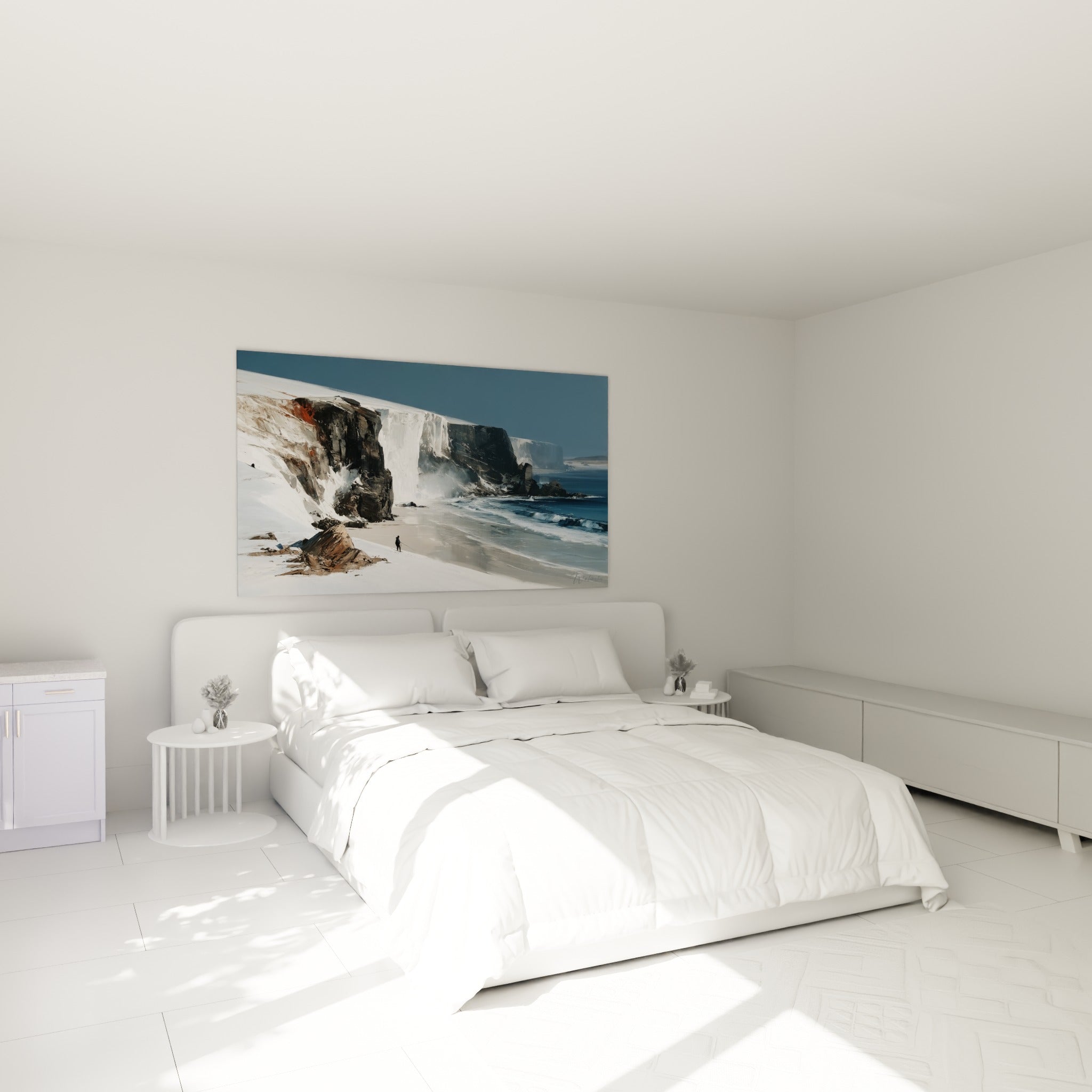 Silhouette solitaire face aux falaises blanches et bleu marine, accrochée au-dessus d'un lit dans une chambre claire