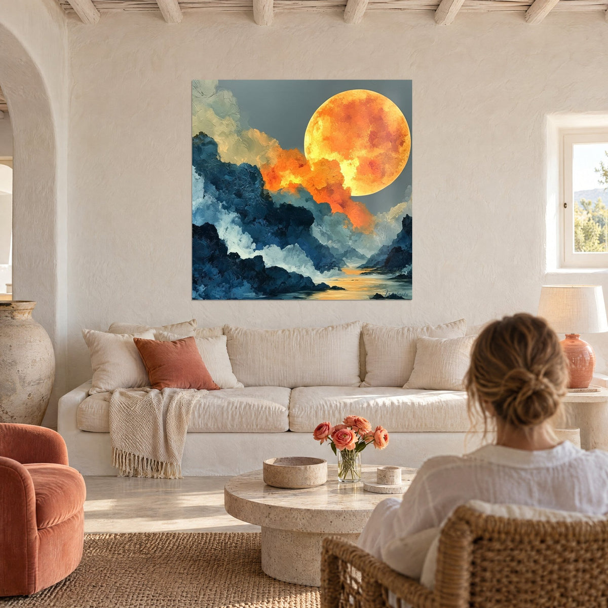 Gemälde glühender orangefarbener Mond über marineblauen Wellen, Frau von hinten, über einem Sofa in einem hellen Wohnzimmer