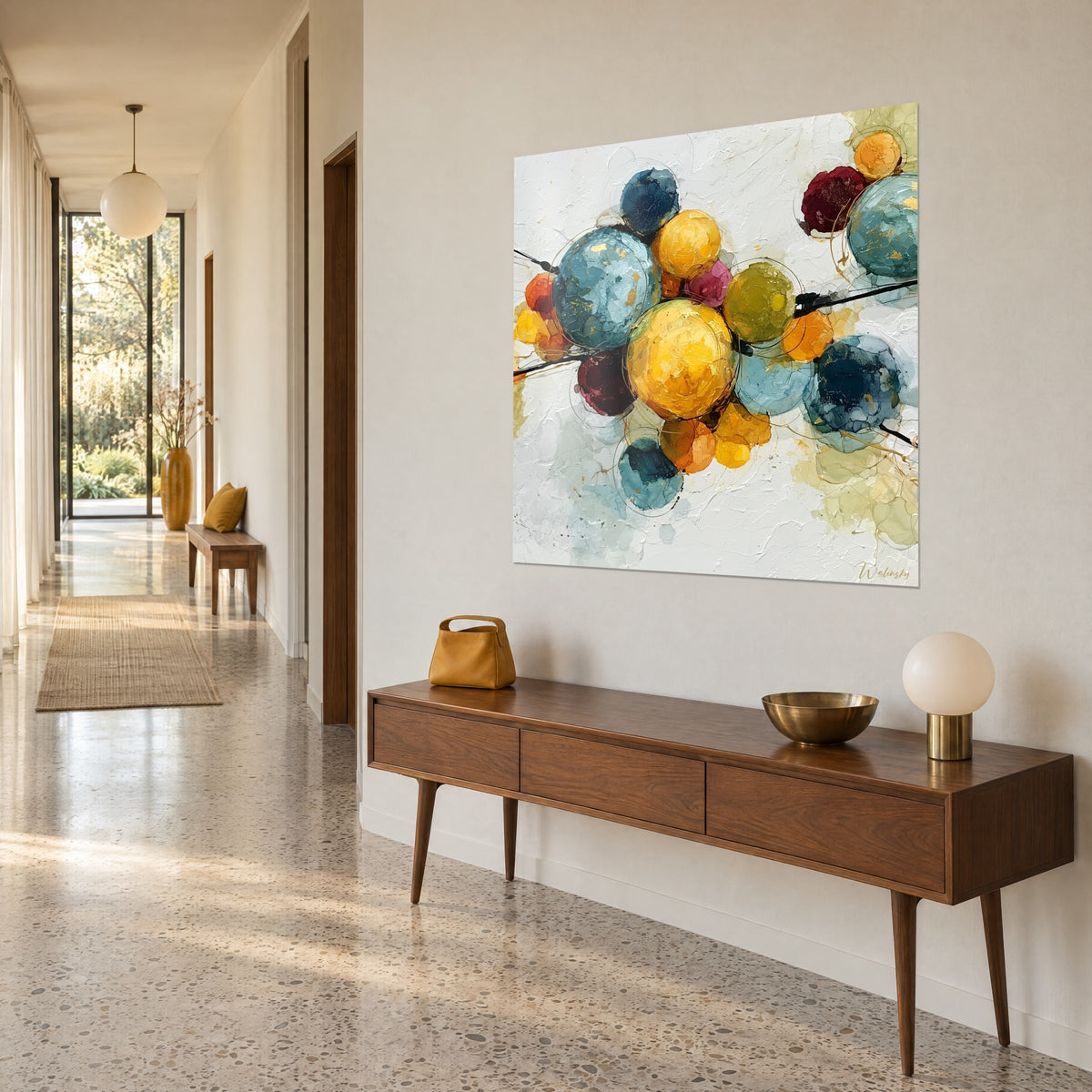Schilderij met turquoise, oker en bordeauxrode inktbellen verbonden door zwarte lijnen, schuin bekeken boven een houten dressoir