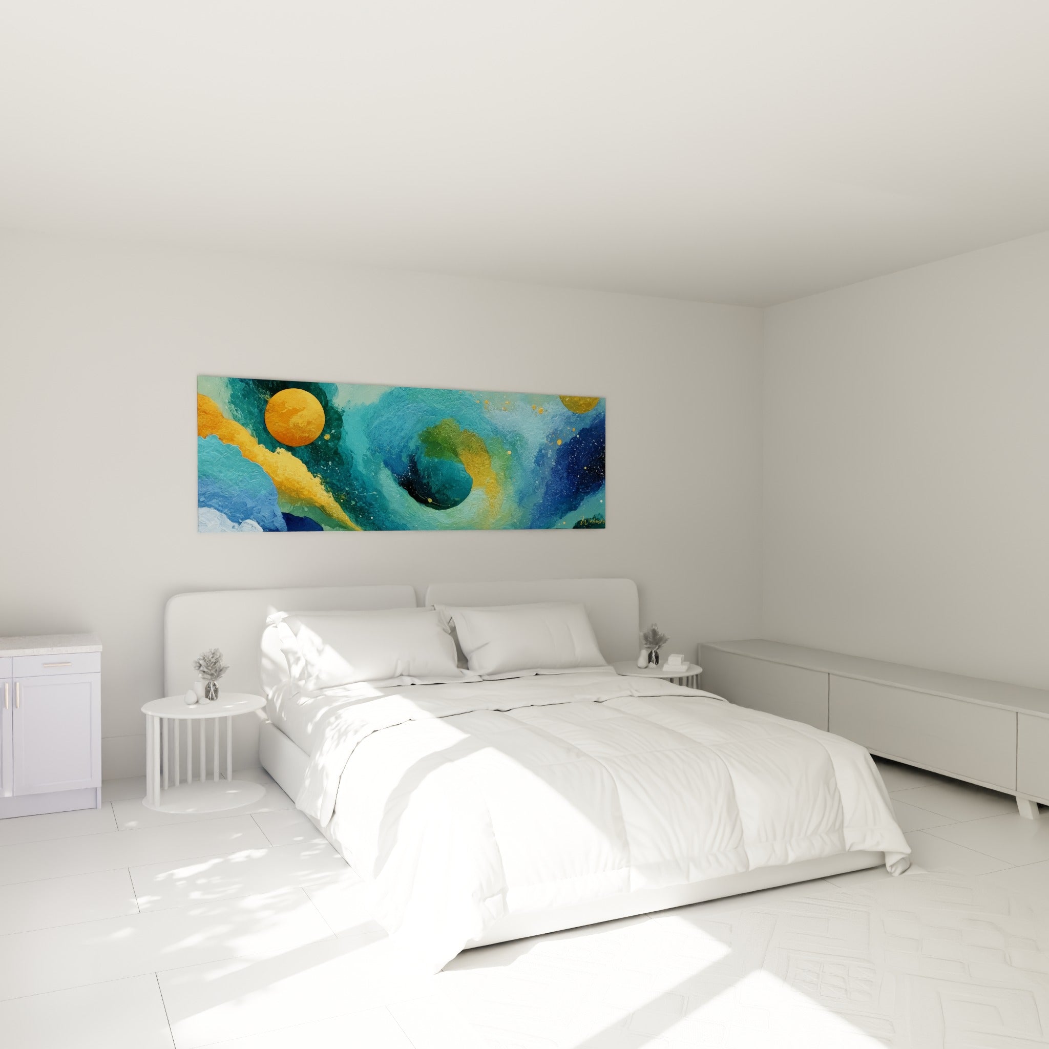 Spirale bleu marine et dorée aux sphères orangées, accrochée au-dessus d'un lit dans une chambre claire
