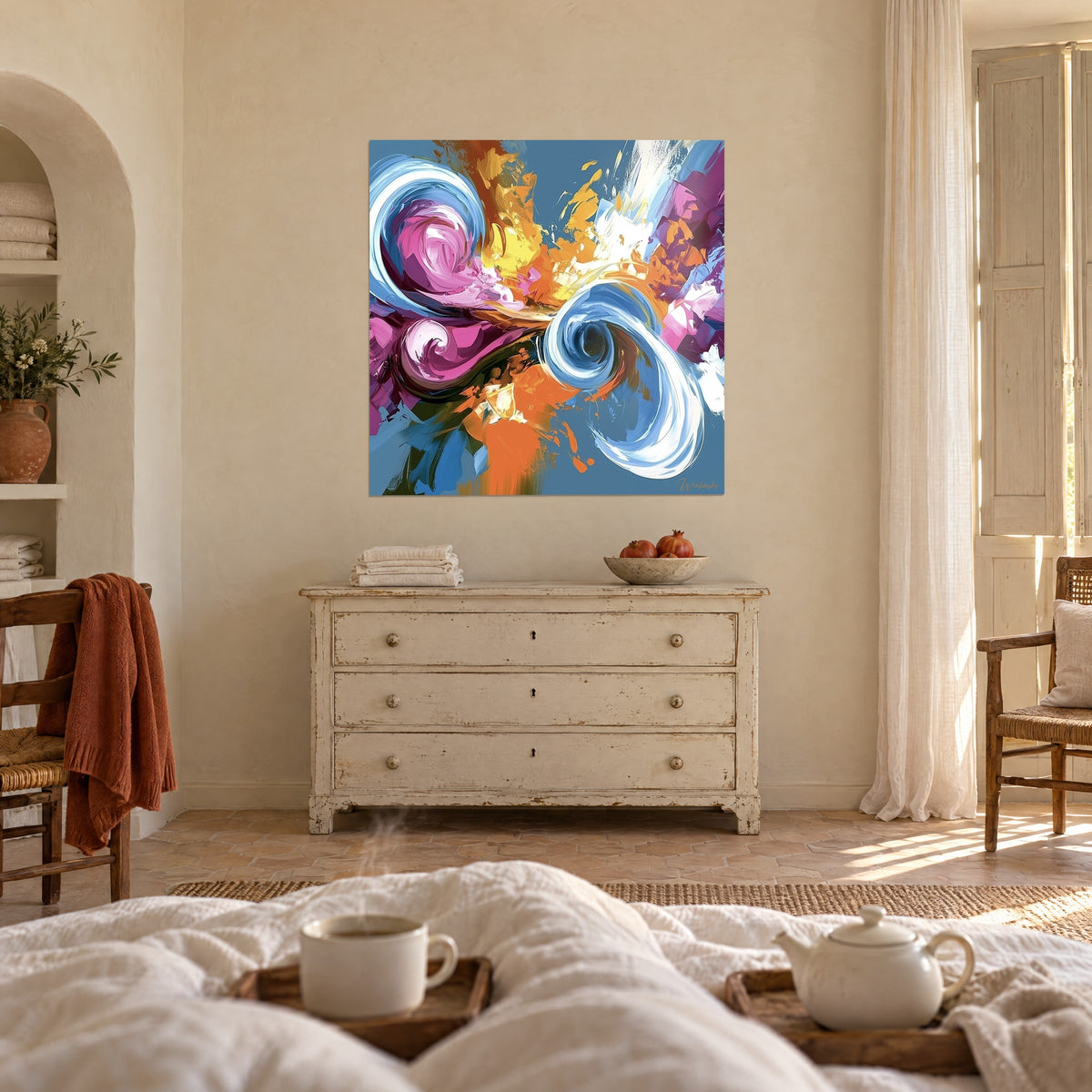 Tableau tempête de couleurs aux volutes bleues et roses, touches jaune safran, au-dessus d'un lit dans une chambre claire