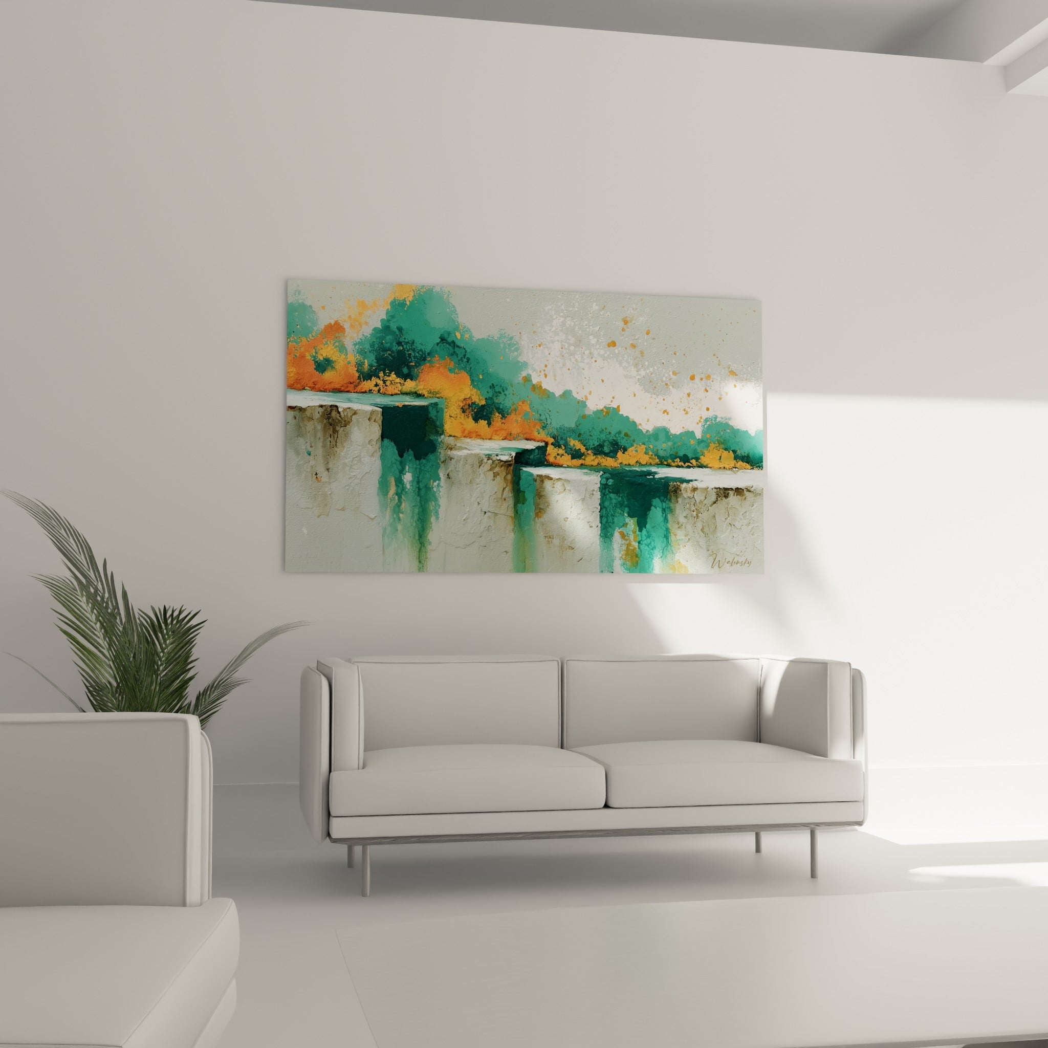Strates minérales vert émeraude et orangé d'une œuvre abstraite au-dessus d'un canapé dans un salon lumineux