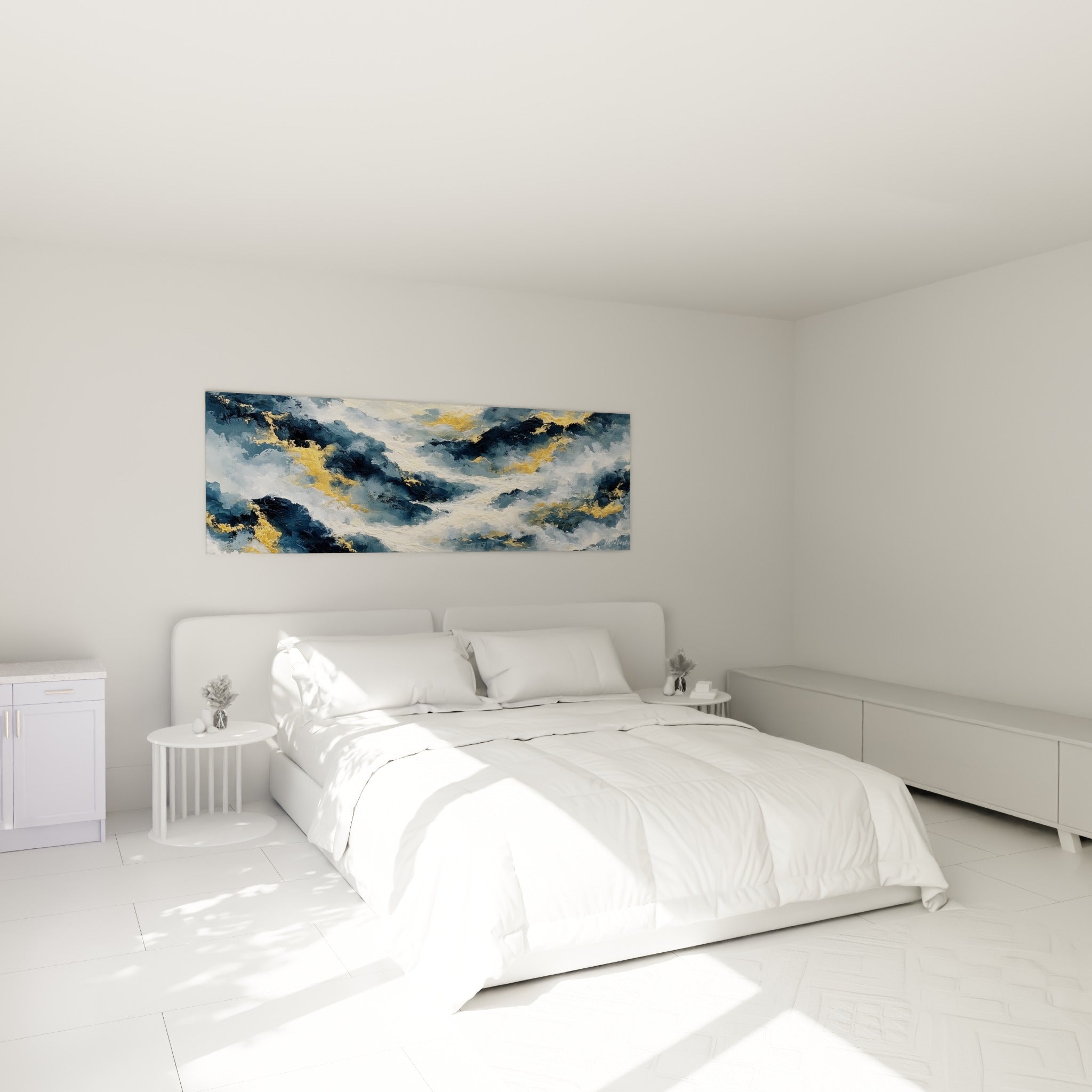 Tourmente bleu marine et dorée en style peinture abstrait, accrochée au-dessus d'un lit dans une chambre claire