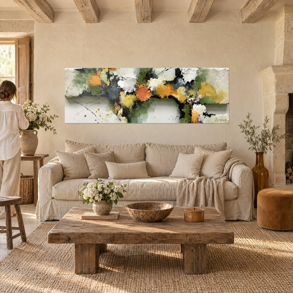 Schilderij spatten oker en saliegroen met crème en zwarte impasto, boven een bank in een lichte woonkamer