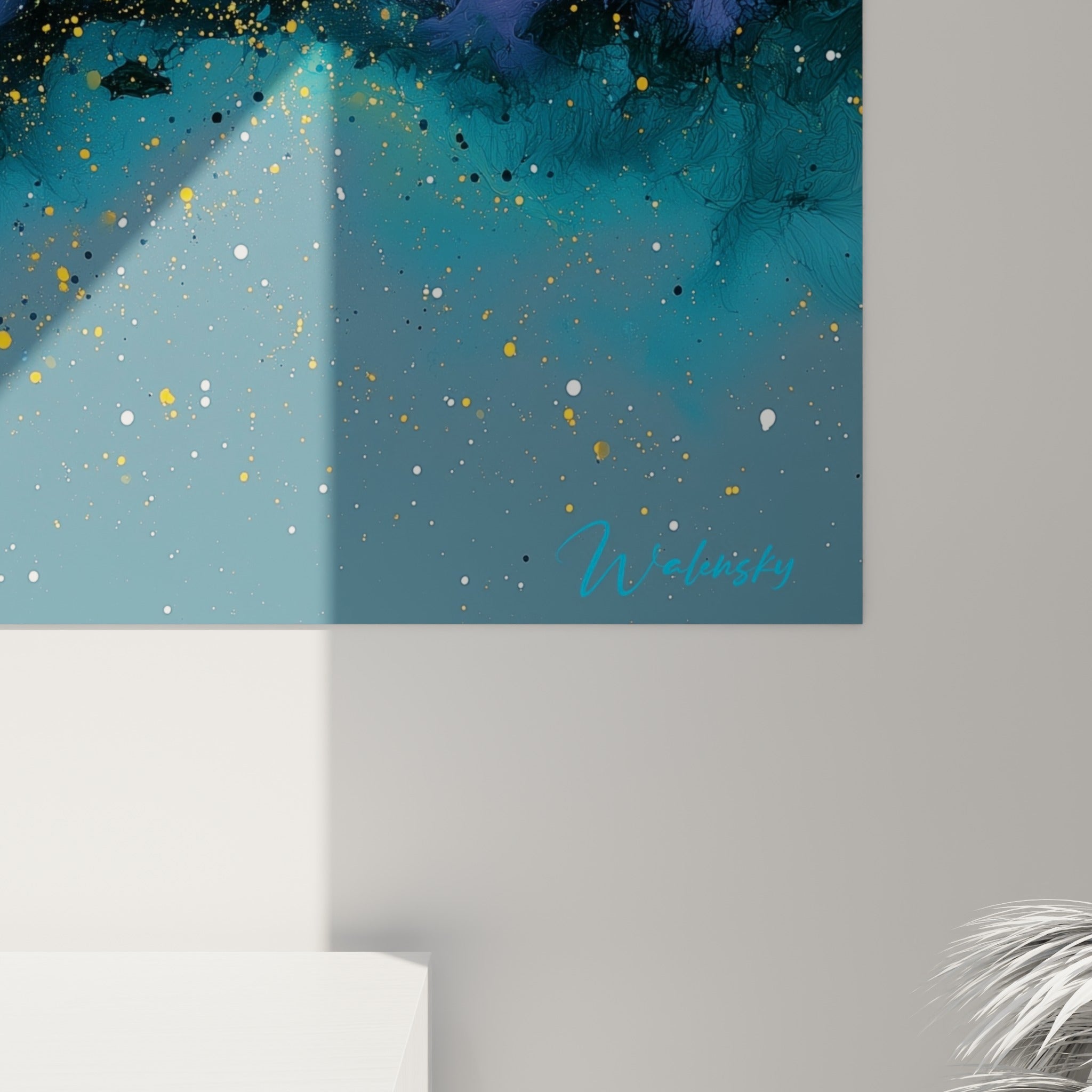 Empâtements dorés et coulures turquoise se mêlant à la matière anthracite de cette peinture abstraite