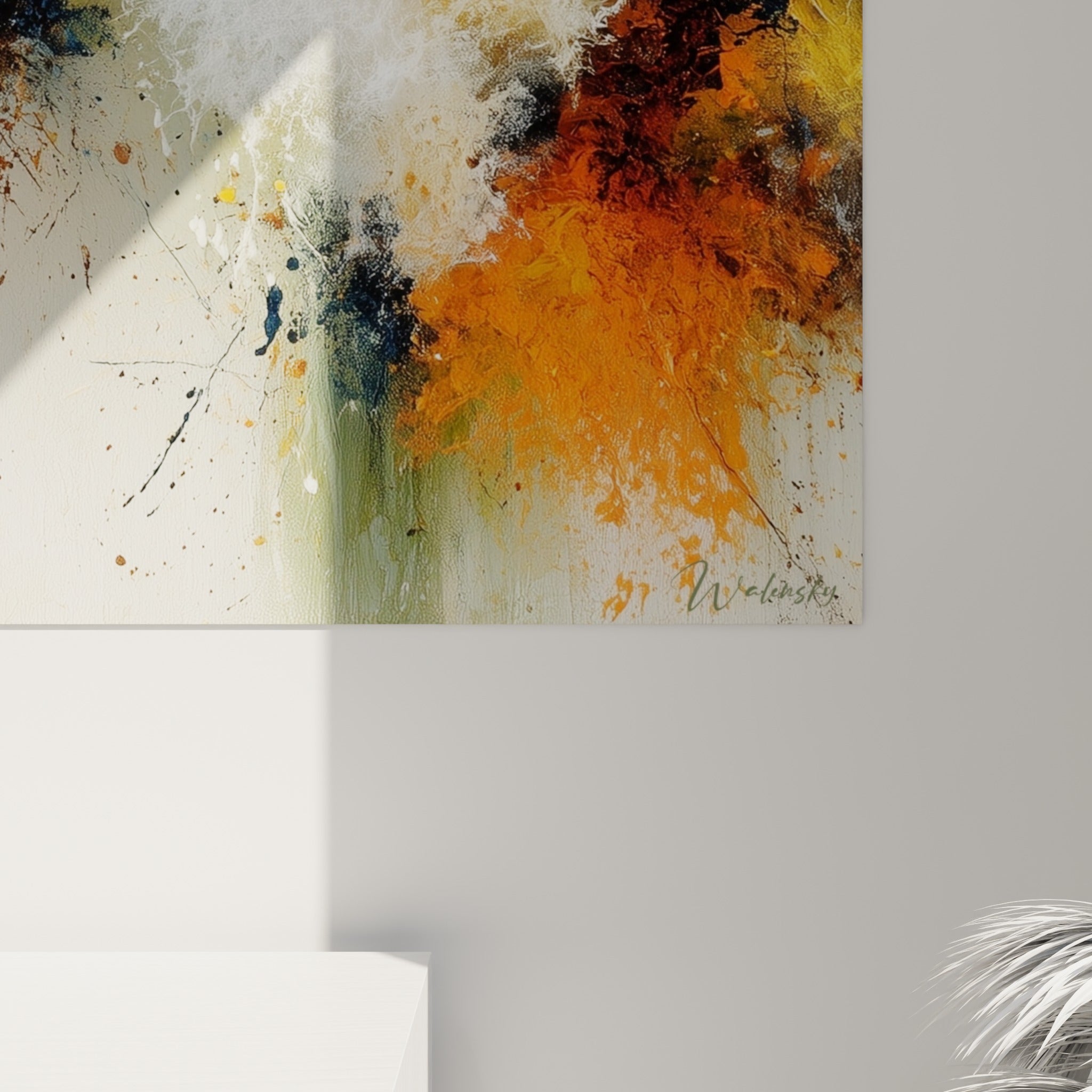 Relief granuleux du blanc et coulures d'anthracite visibles de près sur ce tableau style Peinture abstrait orange