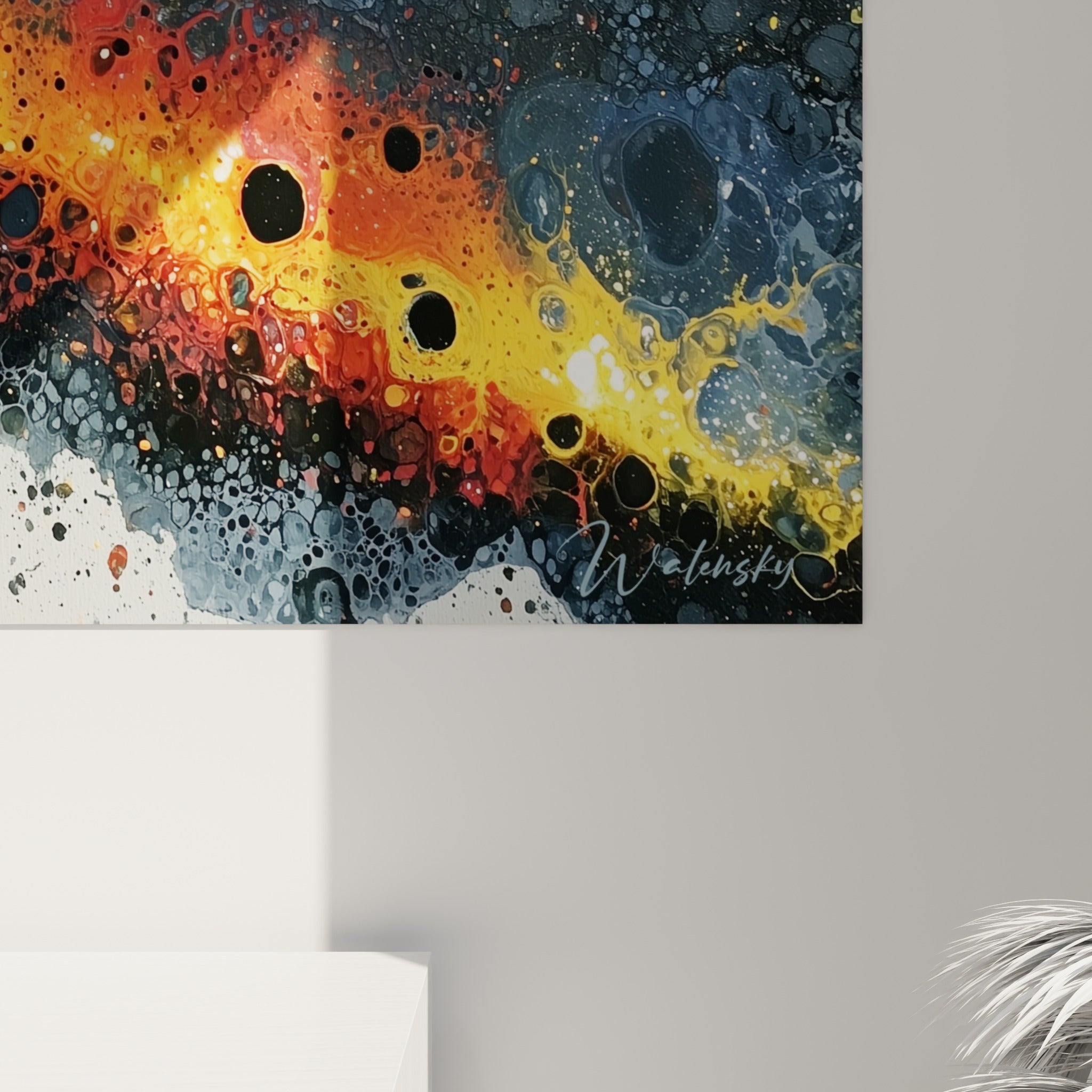 Bulles noires et éclats dorés en gros plan révélant la texture picturale fluide de la toile abstraite