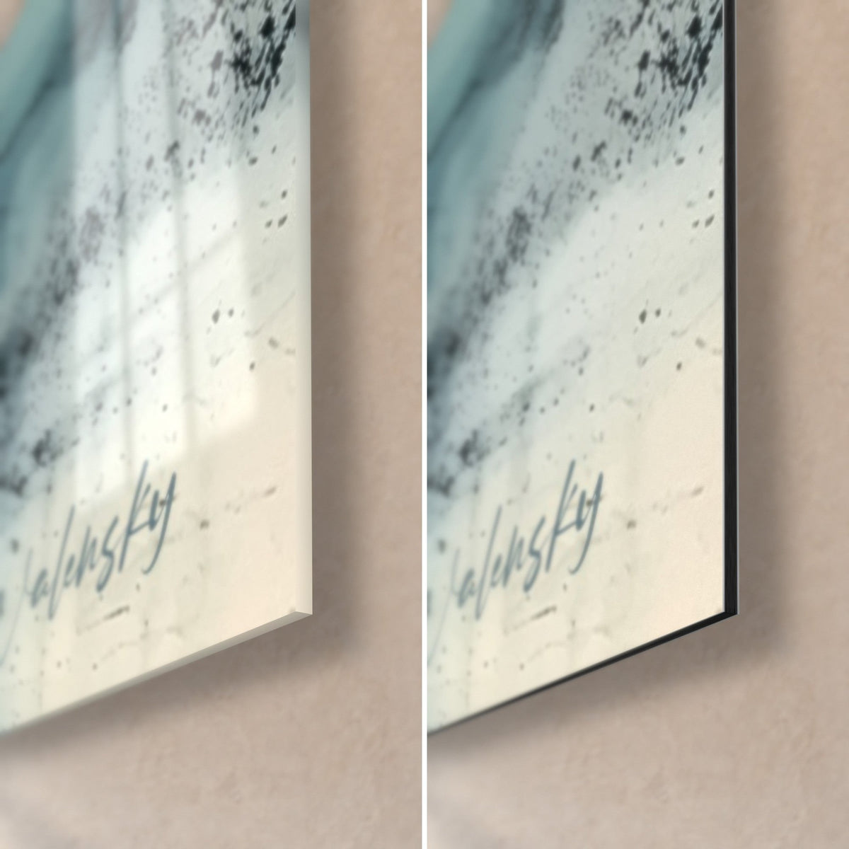 Schilderij van een petroleumblauwe rivier, rechtsonder: zwarte spatten en crèmekleurig schuim, glanzend glas links, mat Dibond rechts