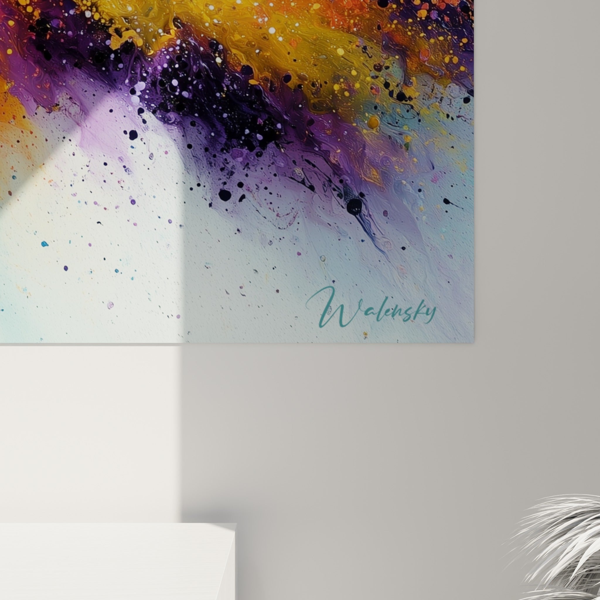 Gros plan sur les projections dorées et les coulures violettes, matière granuleuse du style Peinture abstrait