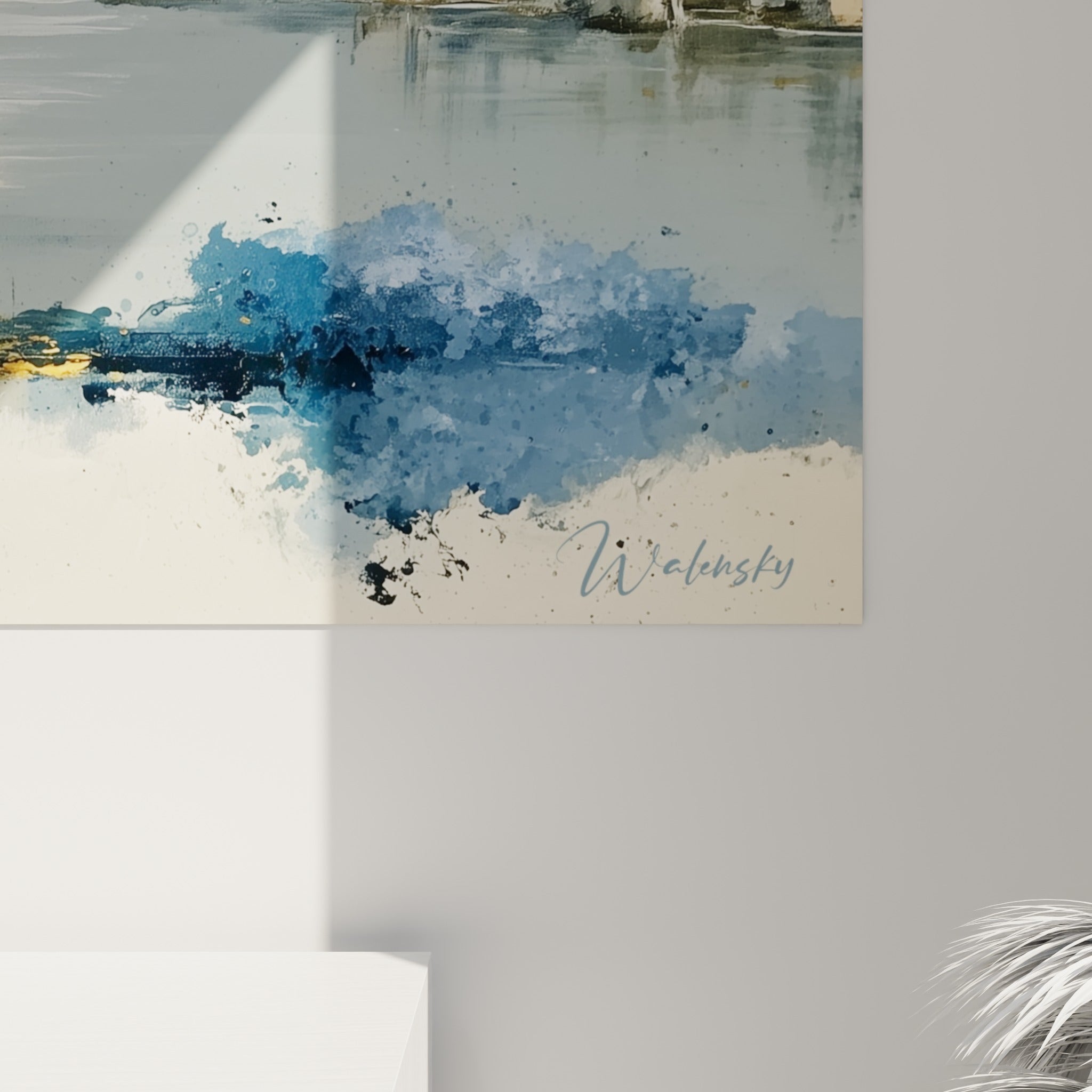 Empâtements et coulures bleu marine se mêlant à des éclats dorés sur la toile abstraite accrochée