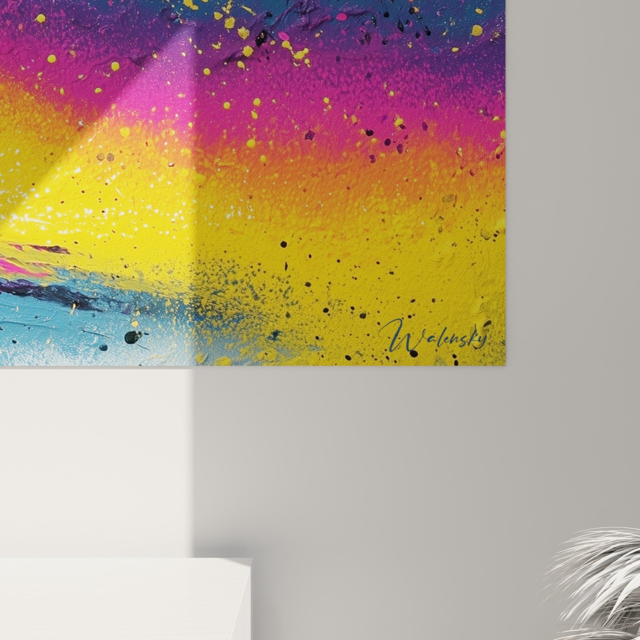 Empâtements et coulures de peinture jaune, fuchsia et noire visibles de près sur la toile abstraite