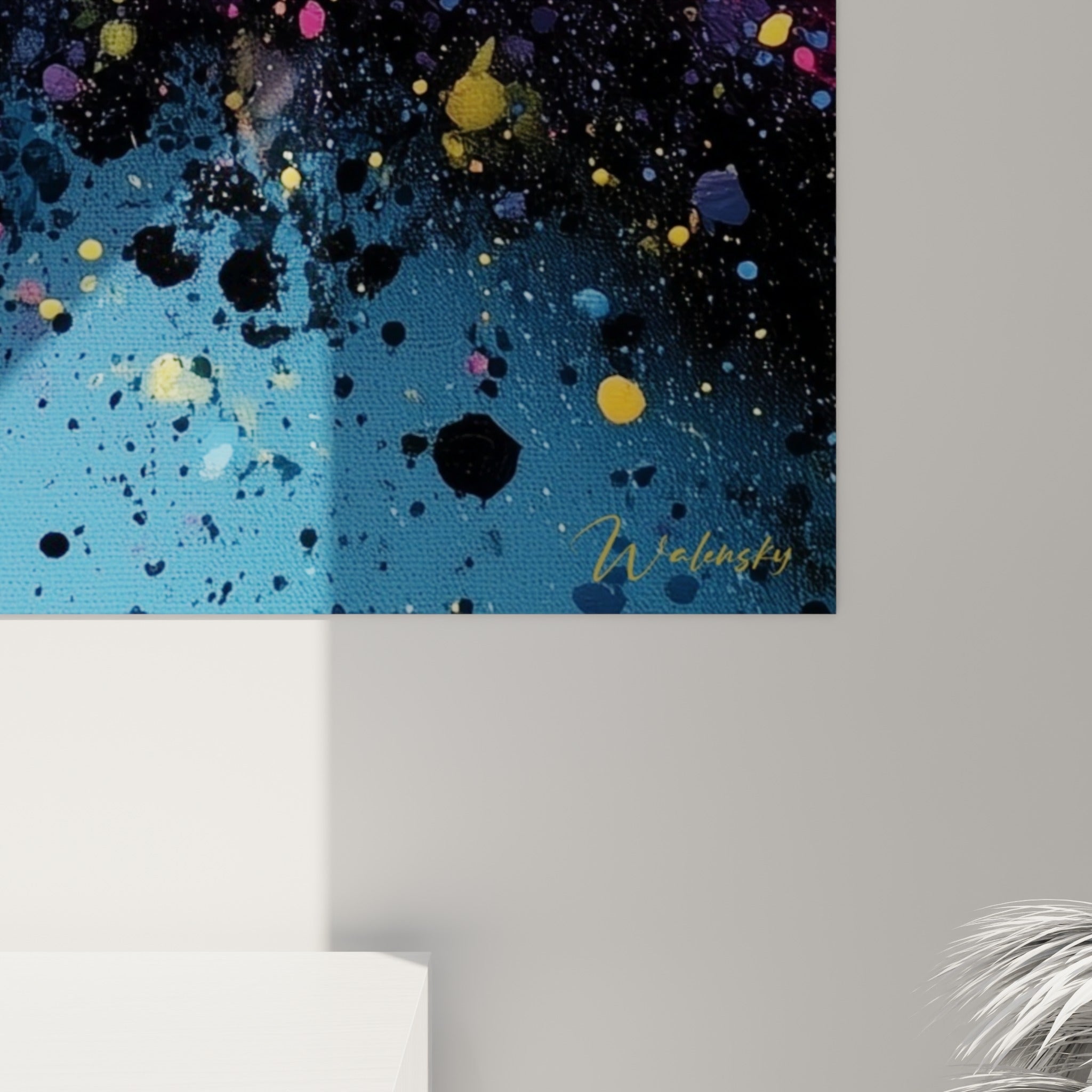 Empâtements et coulures de peinture jaune, rose et noire se fondant en un grain texturé sur la toile