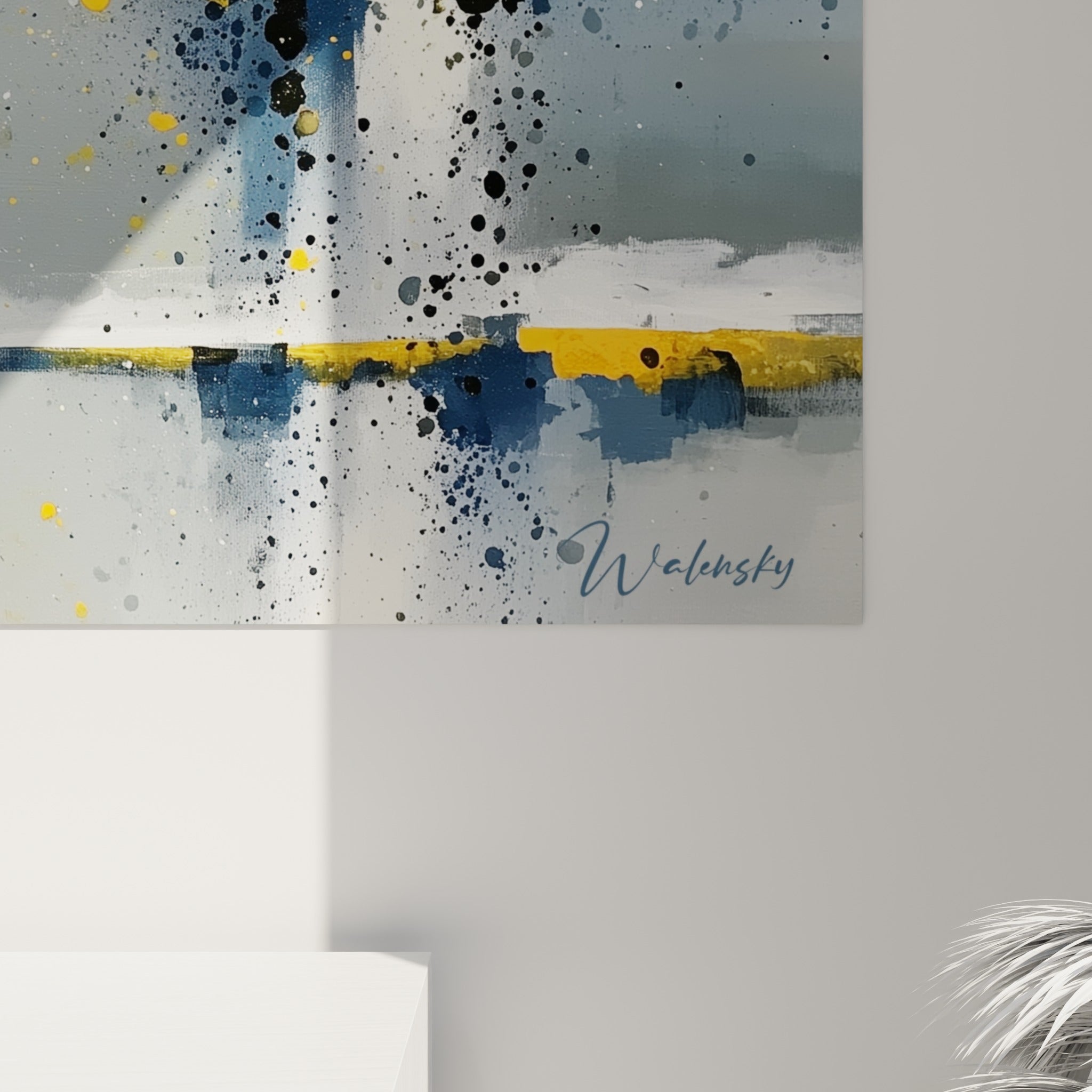 Matière et coulures dorées, texture épaisse et gris perle du tableau style Peinture abstrait accroché au mur