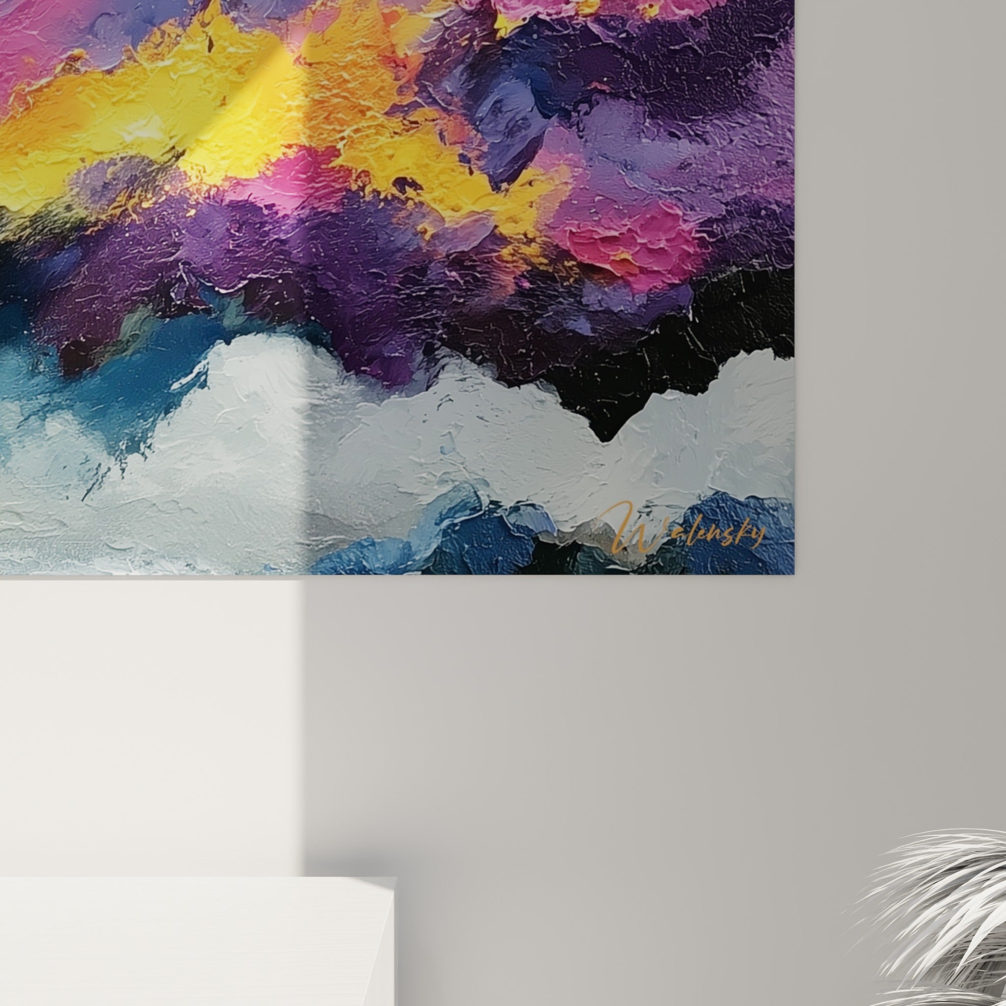 Empâtements dorés et coulures violettes visibles de près sur ce tableau style Peinture abstrait texturé au couteau