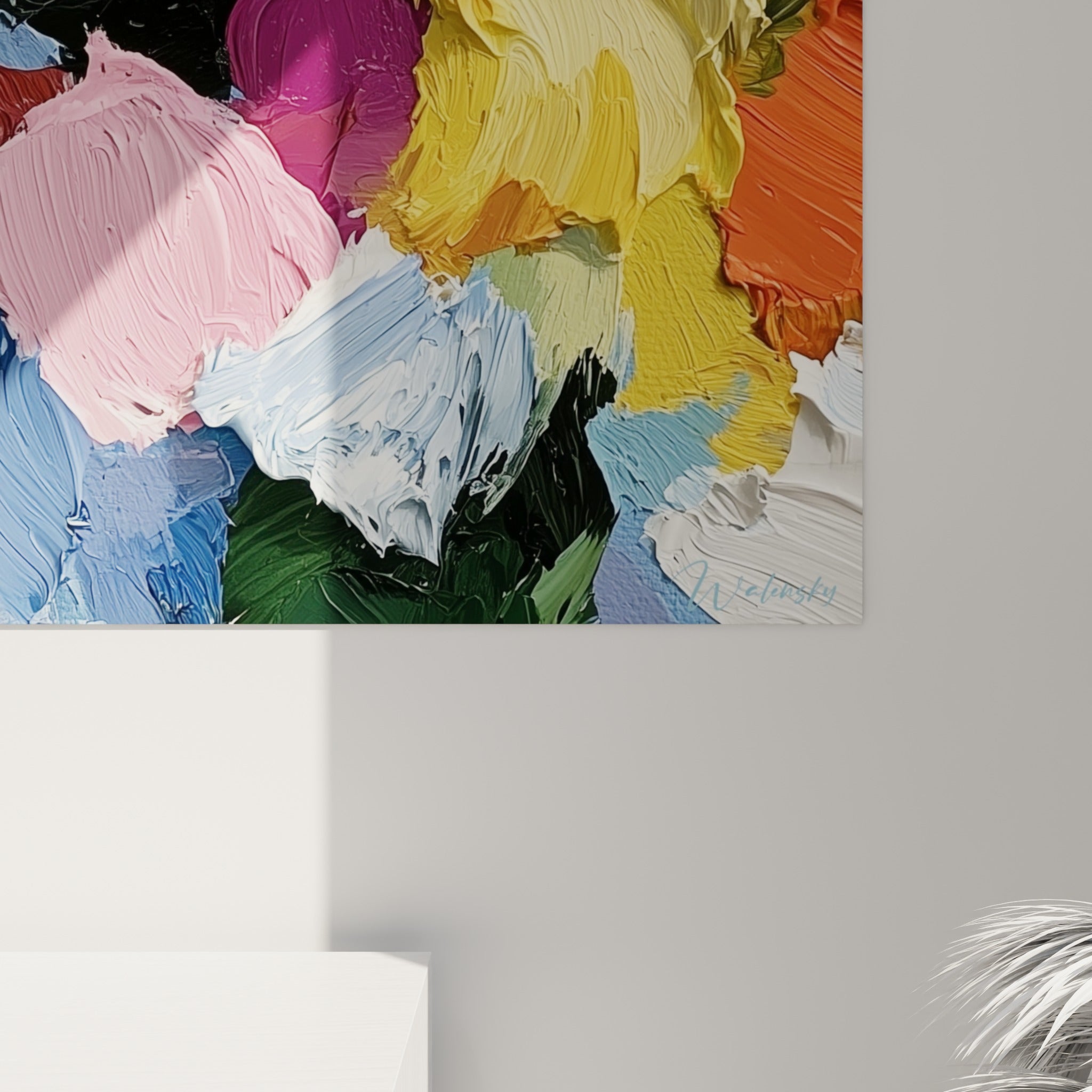 Empâtements de peinture jaune, bleu et blanc formant des pétales texturés en gros relief
