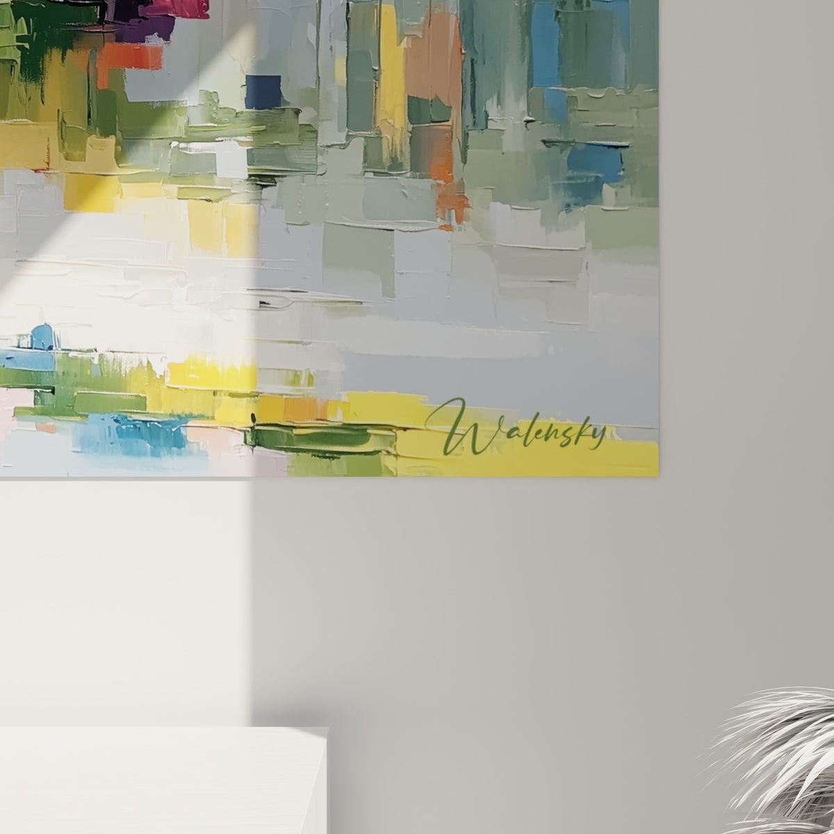 Empâtements épais mêlant jaune vif, rose fuchsia et bleu marine, matière du style Peinture abstrait visible de près