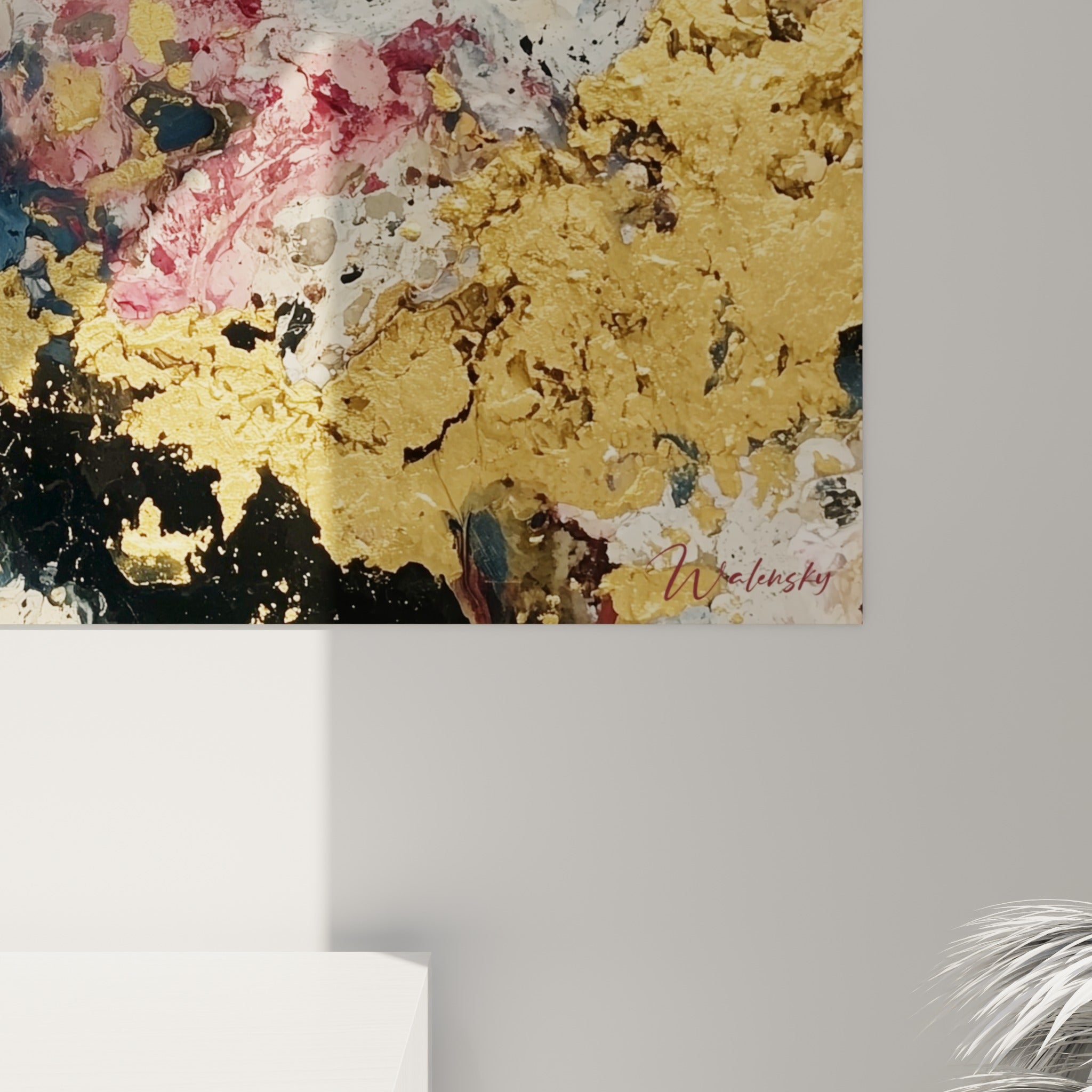 Grain doré et coulures anthracite se mêlant au rose poudré, matière granuleuse du style Peinture abstrait