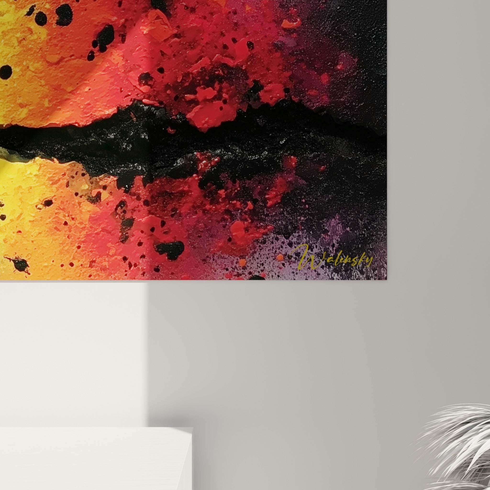Matière granuleuse rouge, doré et noir, coulures et éclaboussures visibles du style Peinture abstrait de près