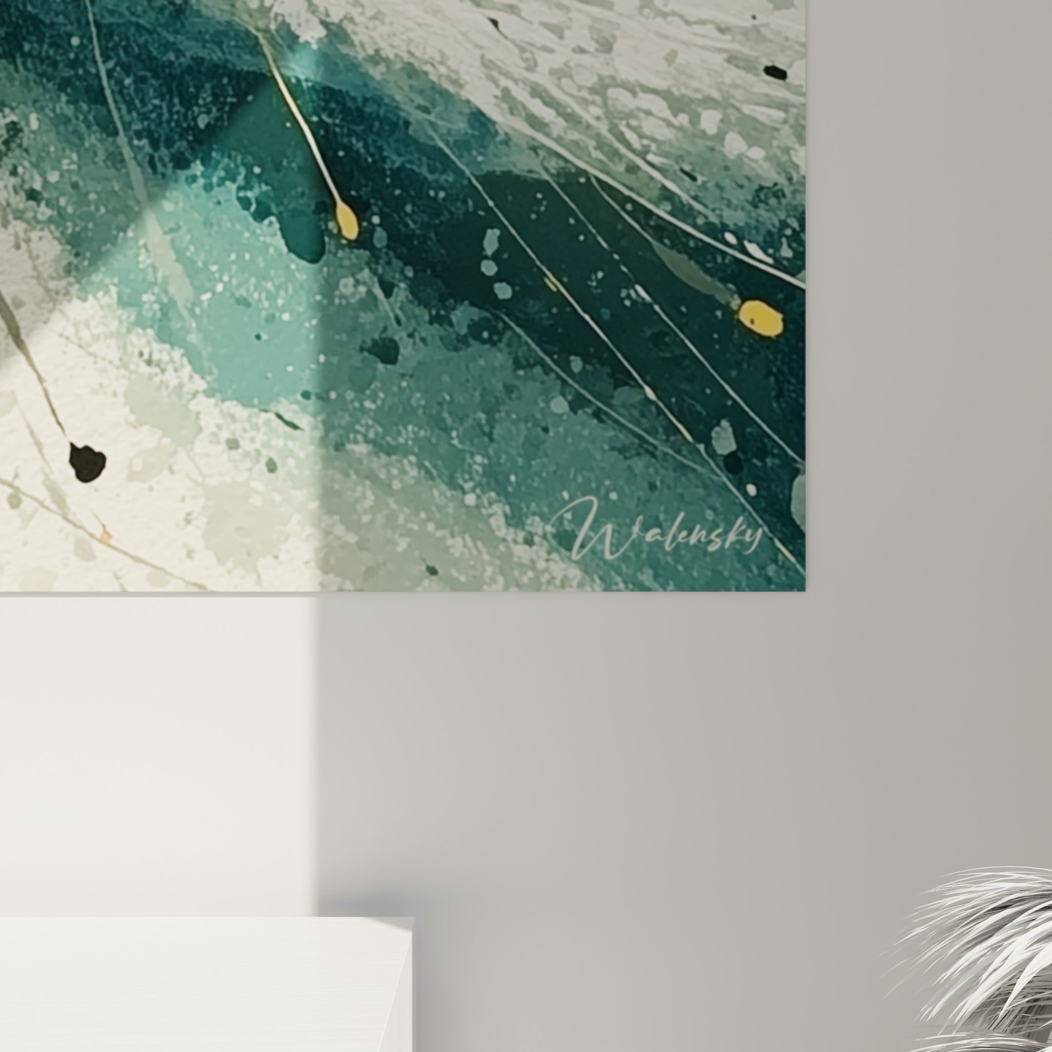 Empâtements dorés et coulures turquoise se mêlant sur la toile texturée près du centre noir