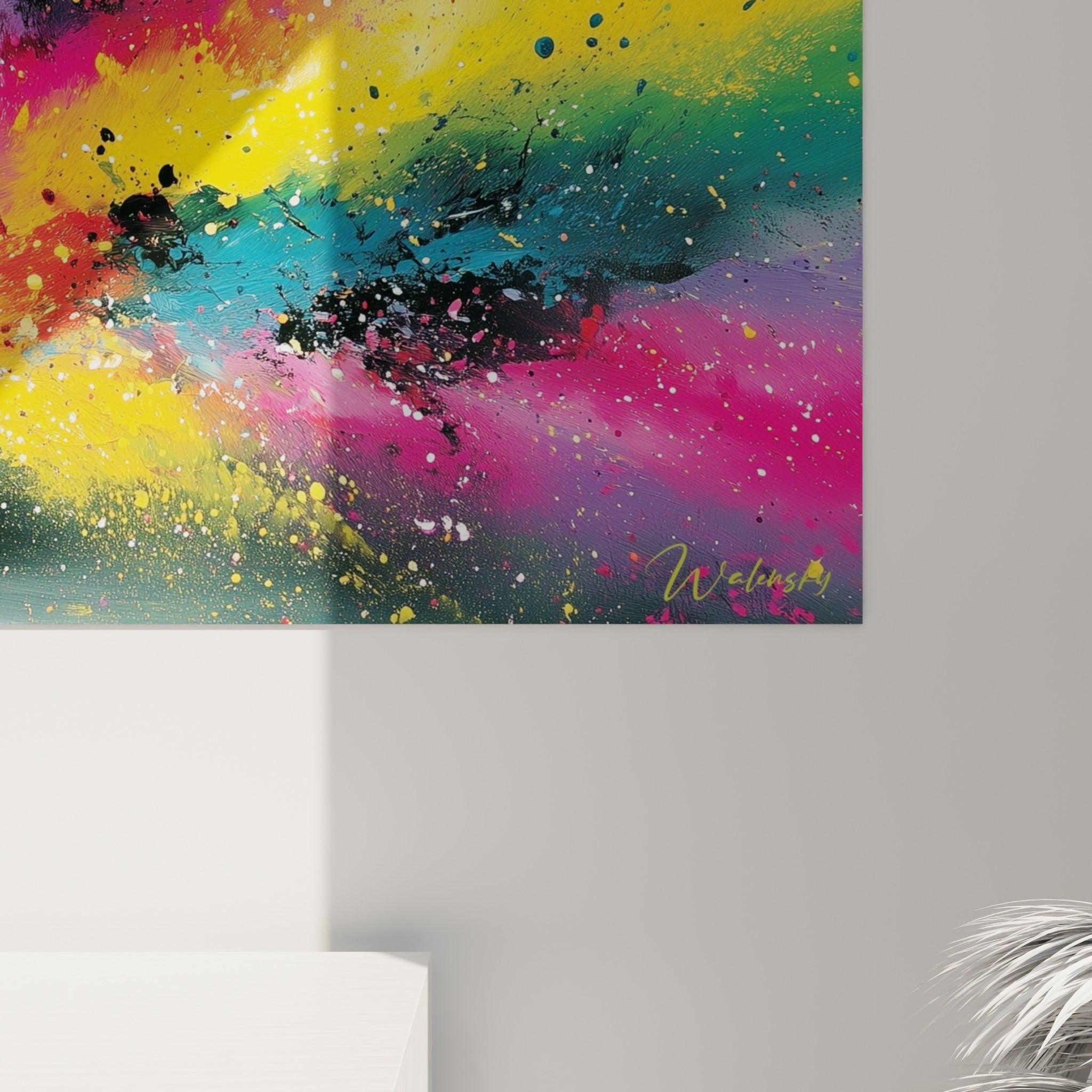 Empâtements noirs et coulures dorées visibles de près sur ce tableau abstrait rose et turquoise texturé