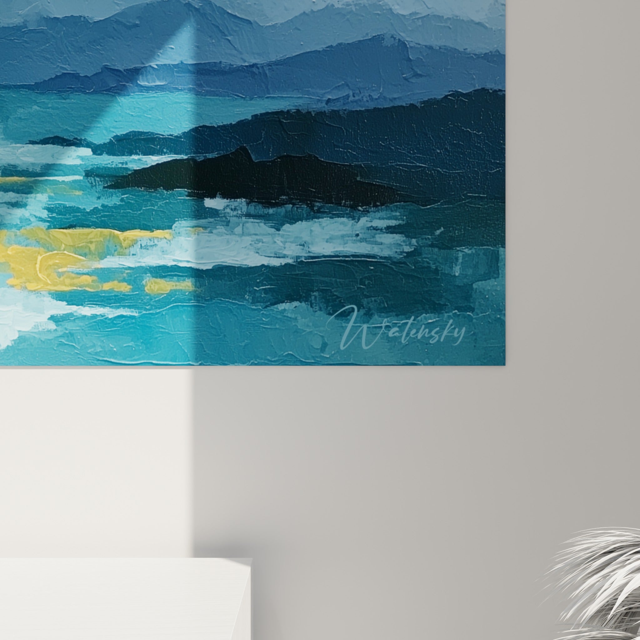 Matière épaisse et empâtée révélant coulures dorées et bleu profond fusionnant sur la toile