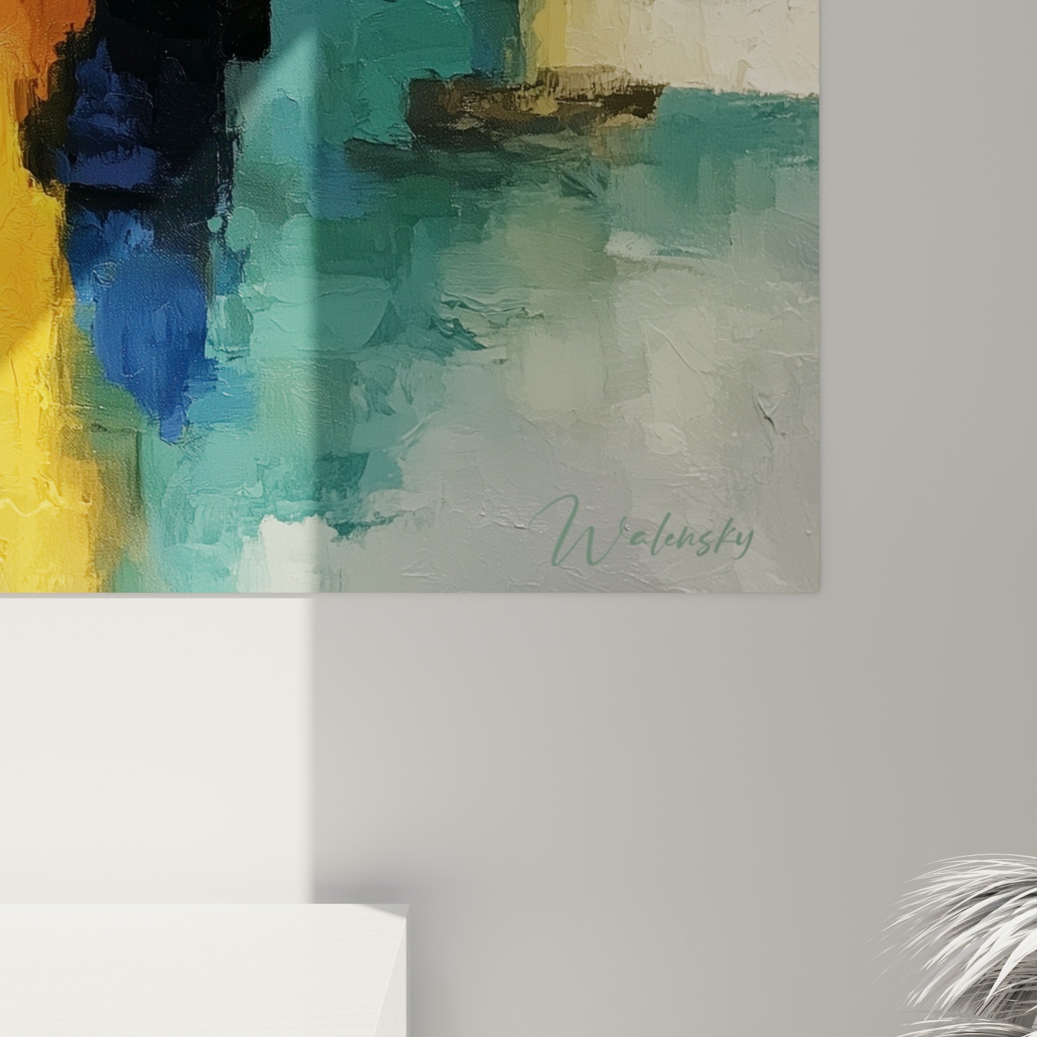 Matière épaisse et empâtée révélant des touches violettes, dorées et vertes qui se fondent sur la toile