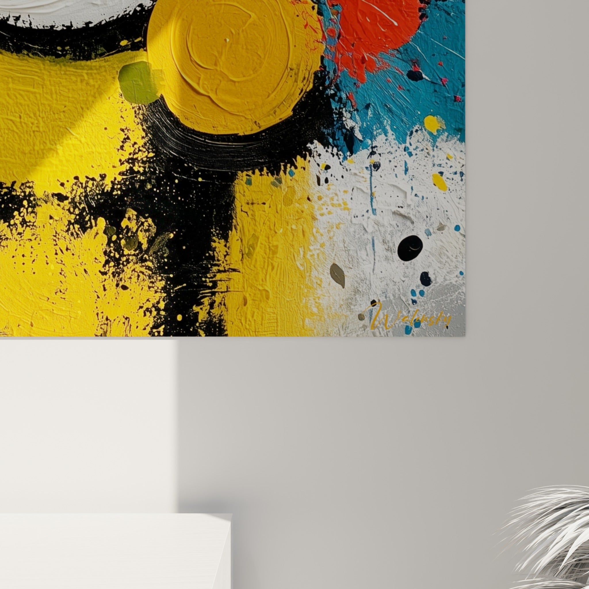 Empâtements épais jaune et noir, coulures rouges et grain de peinture visibles en gros plan