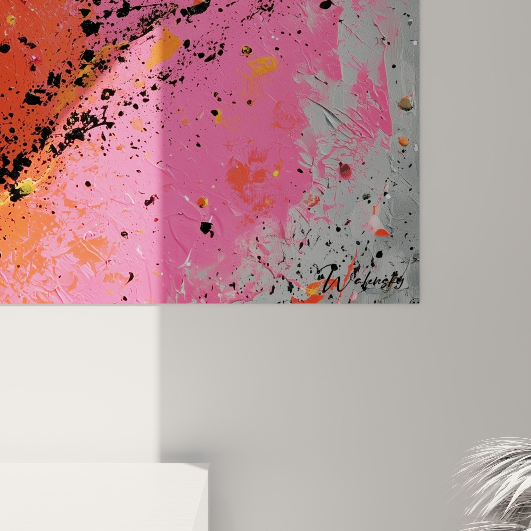 Empâtements noirs et coulures dorées se mêlant au rose fuchsia, grain de peinture visible en relief