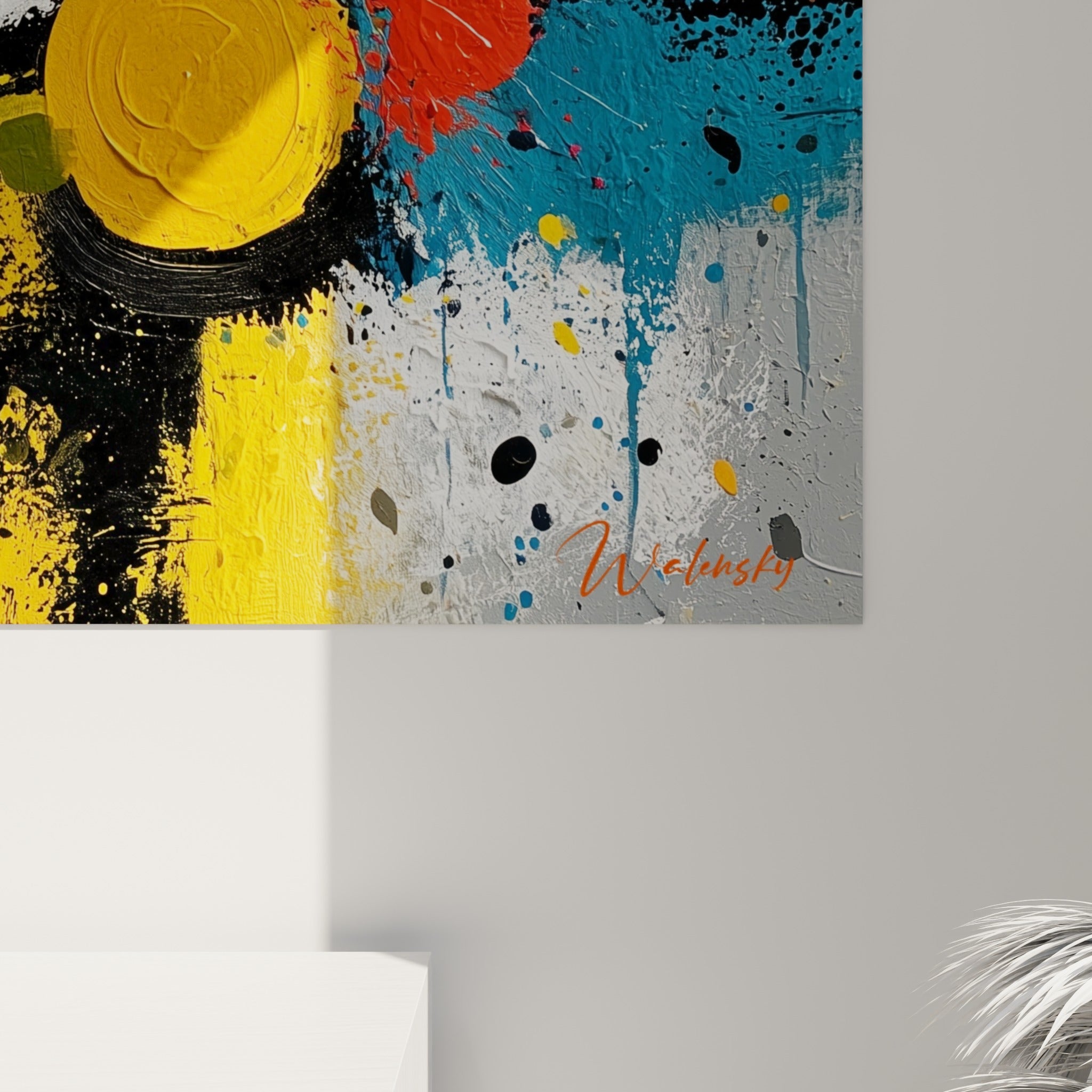 Empâtements épais jaune, rouge et noir avec coulures visibles sur toile texturée en gros plan