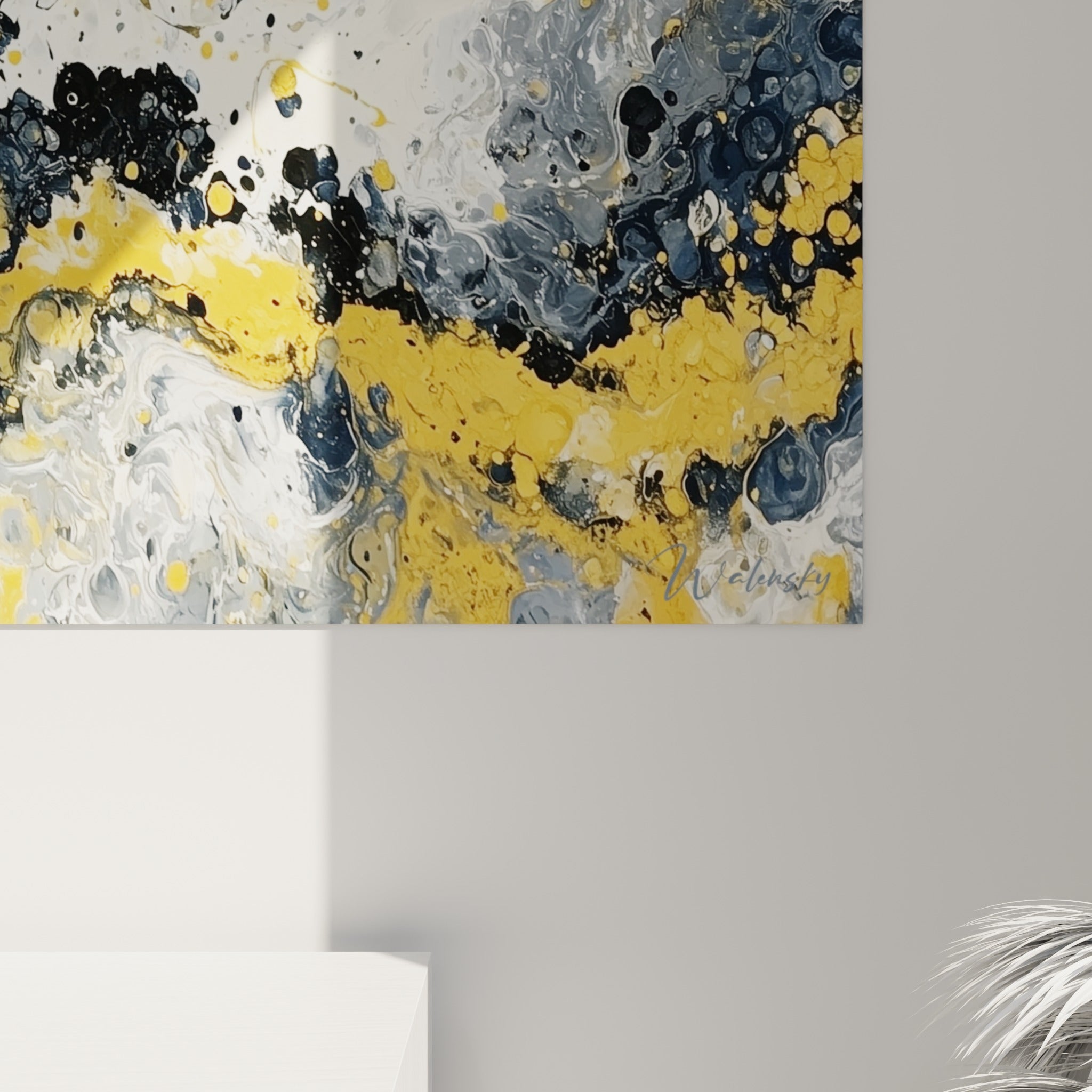 Matière texturée du tableau style Peinture abstrait, empâtements dorés et coulures bleu marine visibles de près