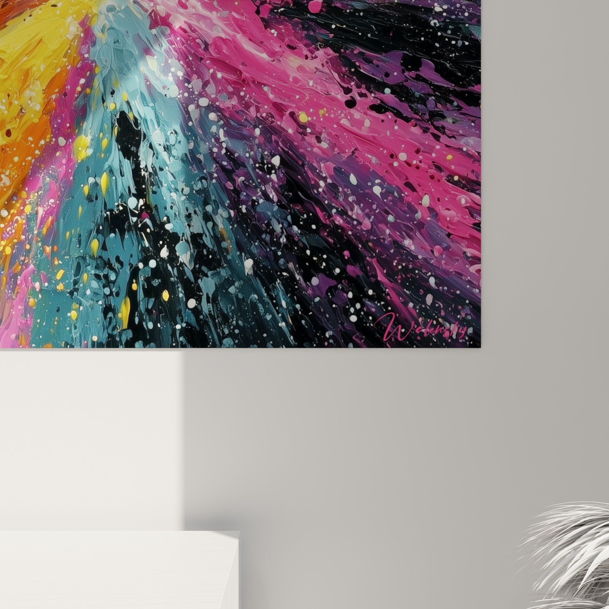 Empâtements épais mêlant jaune safran, rose fuchsia et bleu pétrole visibles en gros détail sur cette toile abstraite