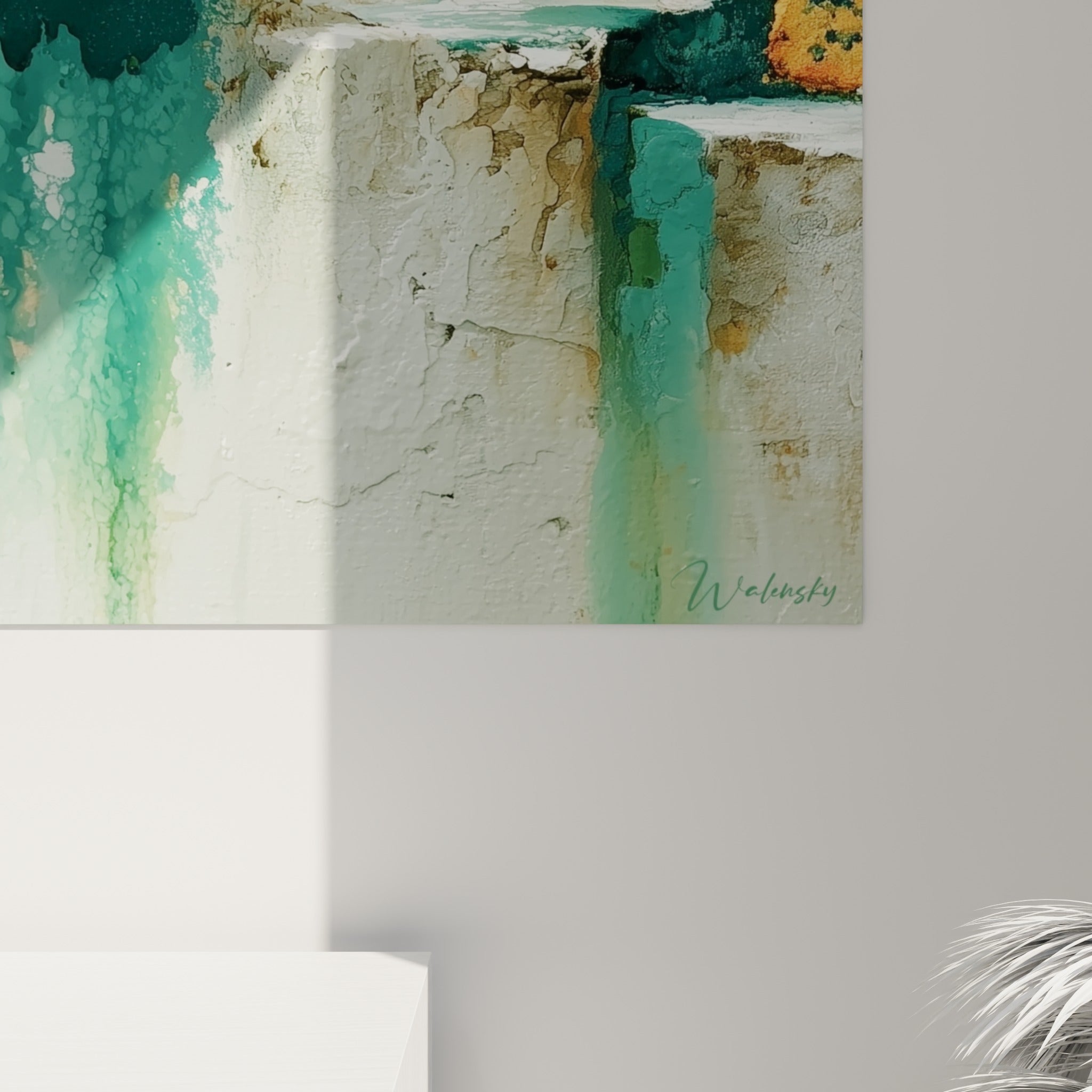 Empâtements orangés et coulures vert émeraude visibles de près sur la toile texturée du style Peinture abstrait
