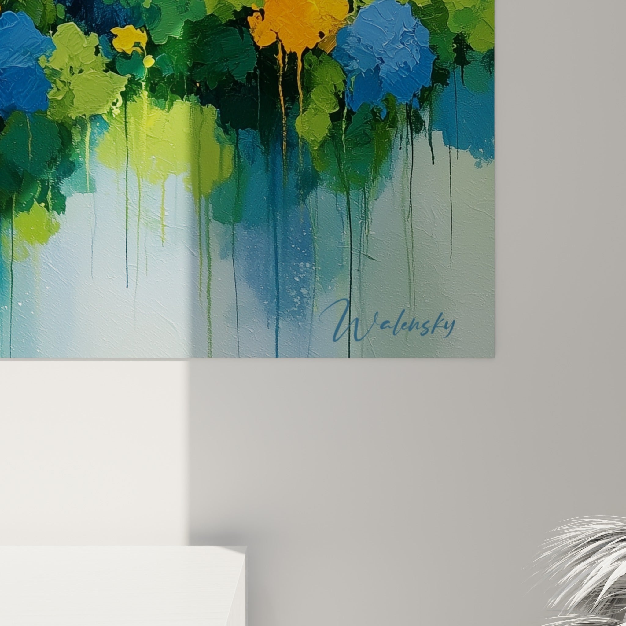 Empâtements au couteau mêlant bleu marine, jaune ocre et coulures fluides visibles de près sur la toile