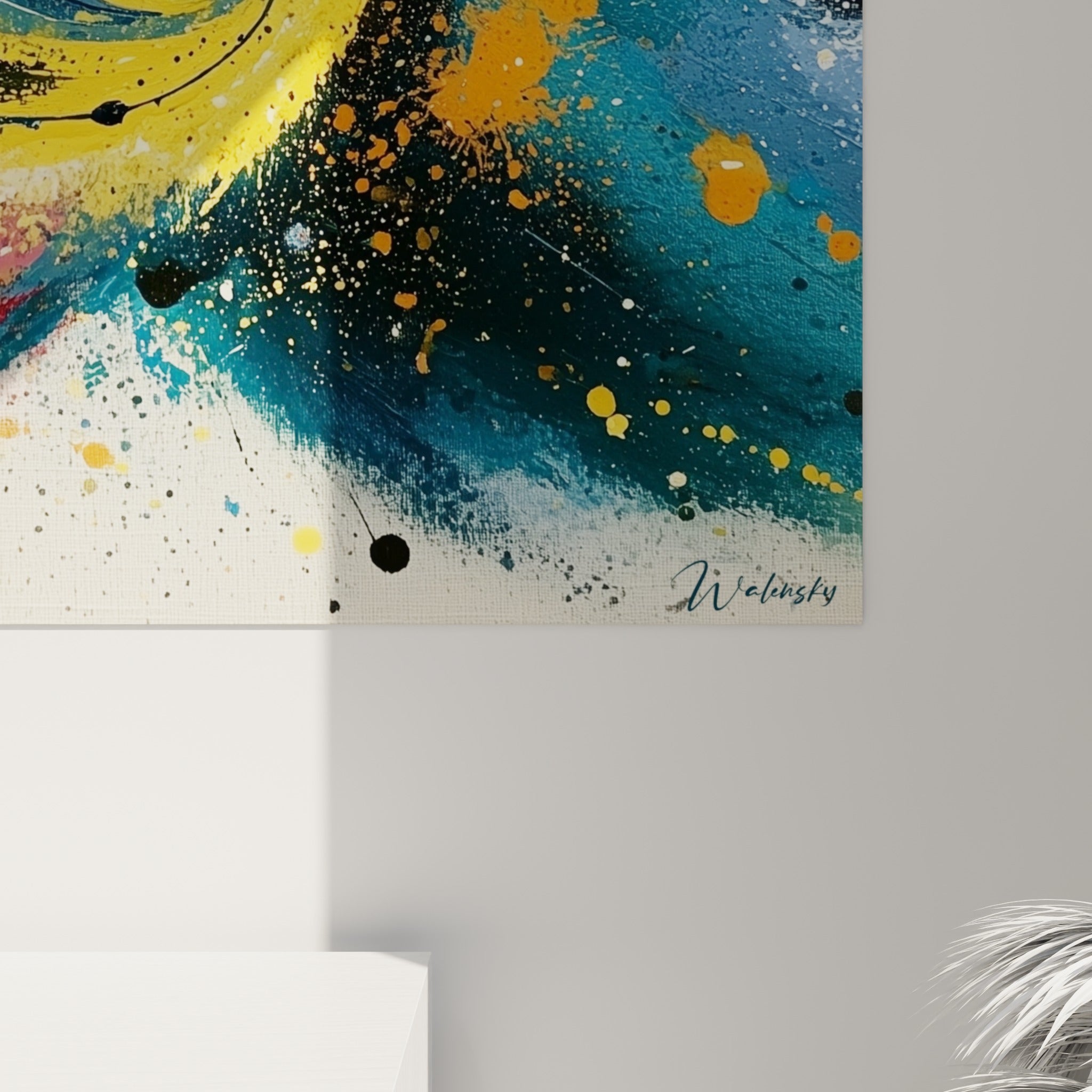 Empâtements jaunes et coulures noires visibles sur cette toile style Peinture abstrait aux nuances bleu marine et orangées