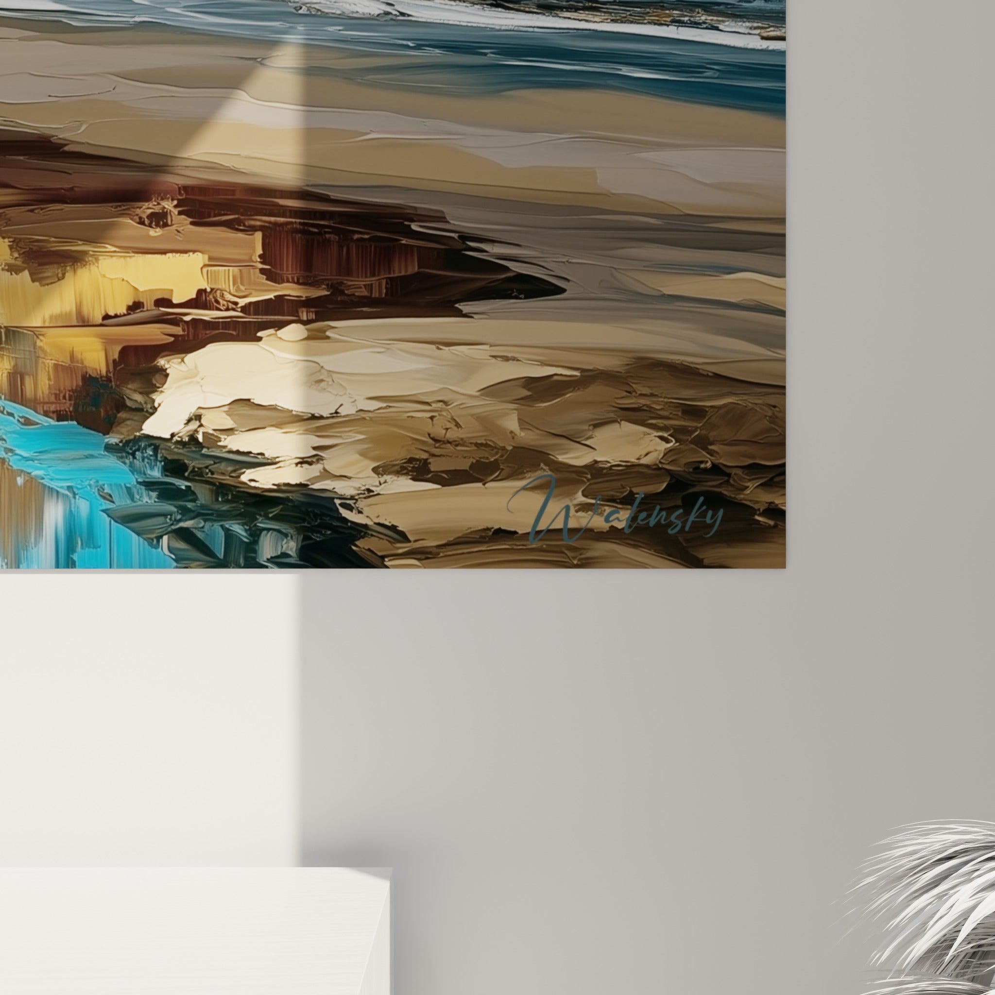 Empâtements dorés et coulures bleu ardoise se mêlent en gros relief sur la toile accrochée