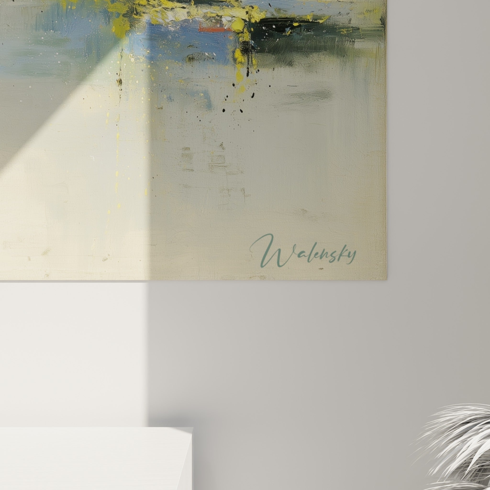 Empâtements jaunes et coulures noires se mêlant au gris beige, matière épaisse et reflets bleutés