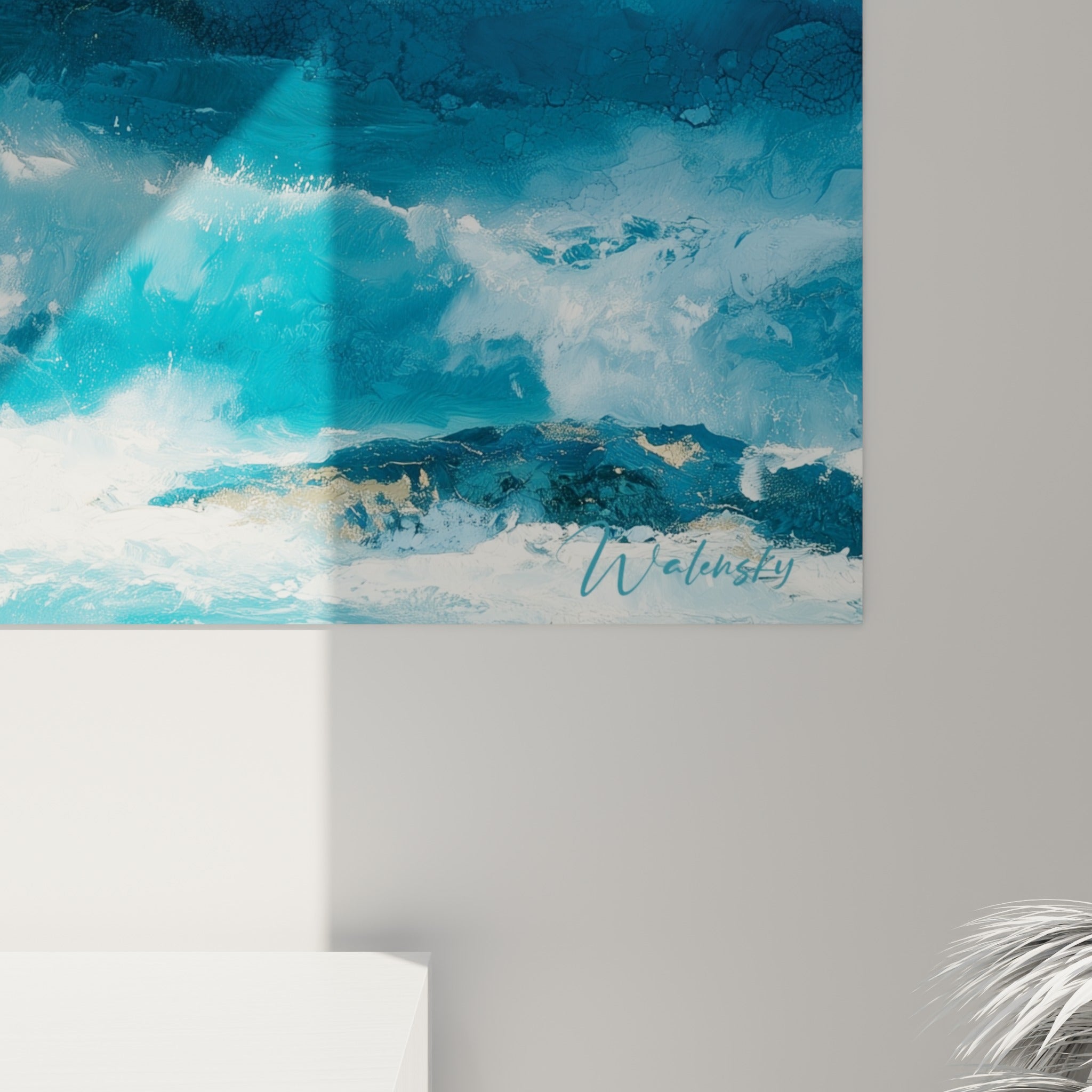 Empâtements bleu profond et touches dorées visibles de près sur cette toile marine texturée