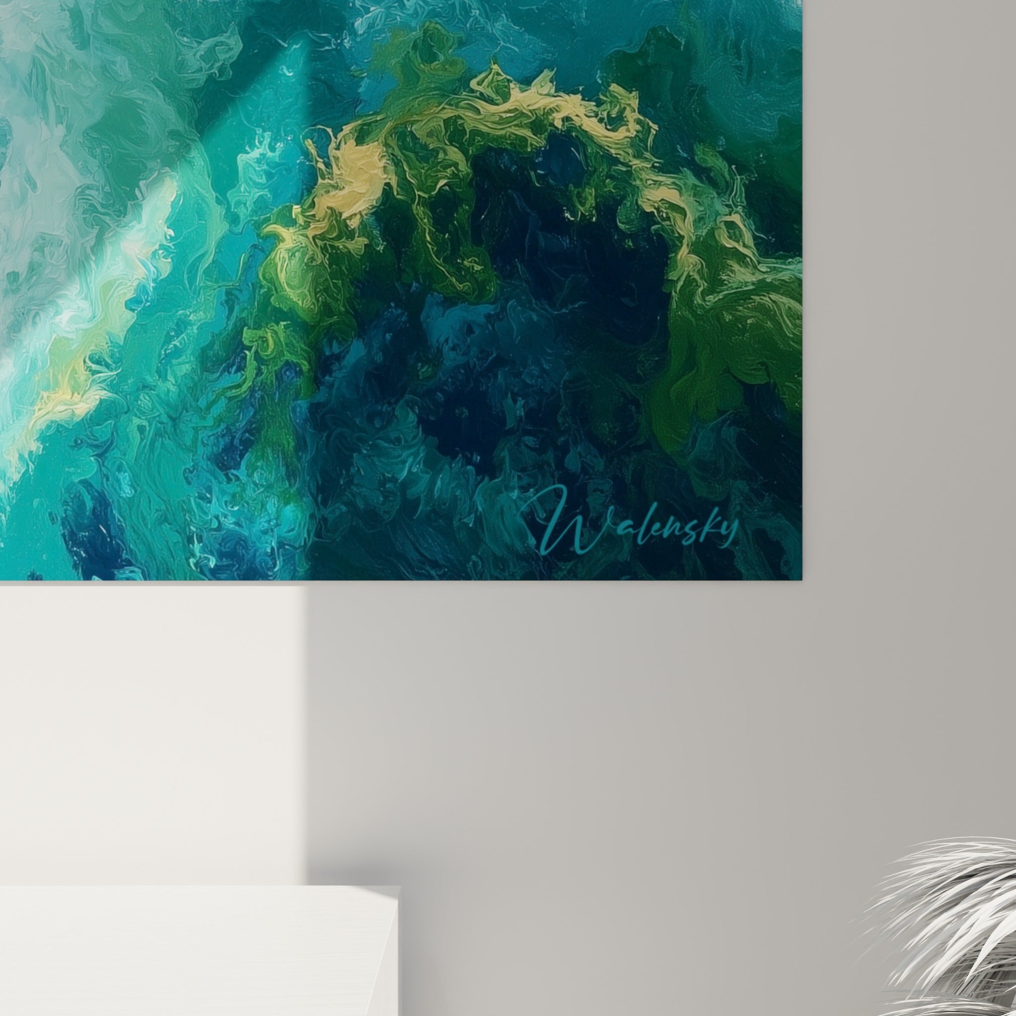 Empâtements épais de turquoise et de doré se mêlant en coulures denses sur la toile accrochée